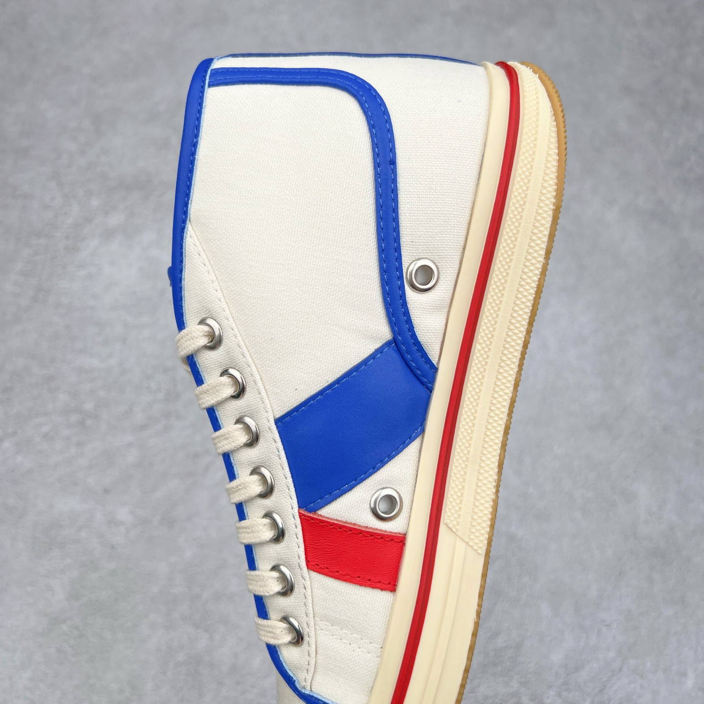 图片[6]-小红书爆款 BOTTEGA VENETA BV25ss 新款复古Eliot运动鞋上市即封神! BV全新的 Eliot 以复古篮球鞋为设计灵感，童趣 的色彩焕发青春活力!男女同款，可以做情侣鞋穿着哦整个鞋子透气舒适，帆布鞋面自重轻盈，鞋帮拼接处以柔软奢华的羊皮镶嵌包裹每只鞋边的红线均为手工绘画，更具品味与态度喔! 尺码：35 36 37 38 39 40-选品中心