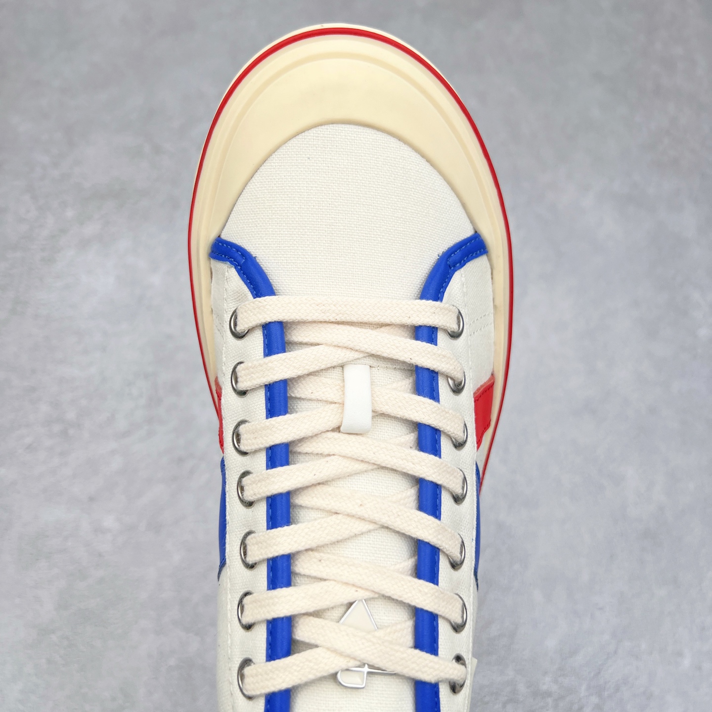 图片[4]-小红书爆款 BOTTEGA VENETA BV25ss 新款复古Eliot运动鞋上市即封神! BV全新的 Eliot 以复古篮球鞋为设计灵感，童趣 的色彩焕发青春活力!男女同款，可以做情侣鞋穿着哦整个鞋子透气舒适，帆布鞋面自重轻盈，鞋帮拼接处以柔软奢华的羊皮镶嵌包裹每只鞋边的红线均为手工绘画，更具品味与态度喔! 尺码：35 36 37 38 39 40-选品中心