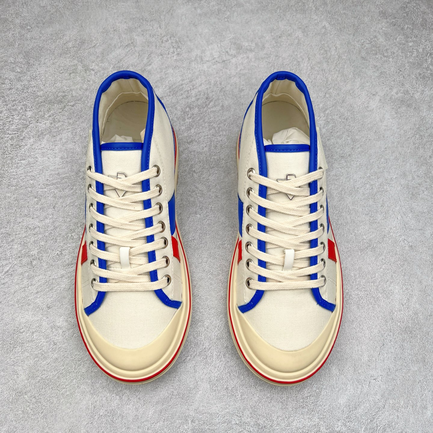 图片[2]-小红书爆款 BOTTEGA VENETA BV25ss 新款复古Eliot运动鞋上市即封神! BV全新的 Eliot 以复古篮球鞋为设计灵感，童趣 的色彩焕发青春活力!男女同款，可以做情侣鞋穿着哦整个鞋子透气舒适，帆布鞋面自重轻盈，鞋帮拼接处以柔软奢华的羊皮镶嵌包裹每只鞋边的红线均为手工绘画，更具品味与态度喔! 尺码：35 36 37 38 39 40-选品中心