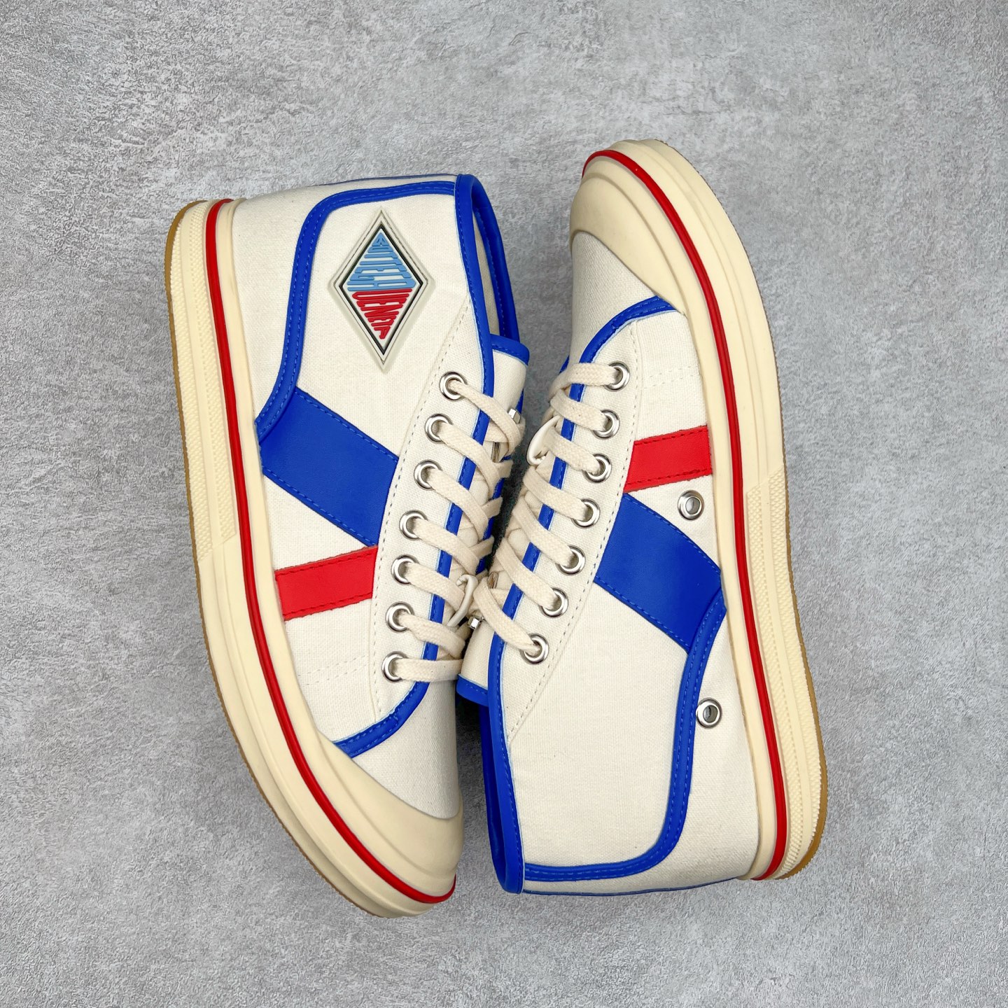 图片[3]-小红书爆款 BOTTEGA VENETA BV25ss 新款复古Eliot运动鞋上市即封神! BV全新的 Eliot 以复古篮球鞋为设计灵感，童趣 的色彩焕发青春活力!男女同款，可以做情侣鞋穿着哦整个鞋子透气舒适，帆布鞋面自重轻盈，鞋帮拼接处以柔软奢华的羊皮镶嵌包裹每只鞋边的红线均为手工绘画，更具品味与态度喔! 尺码：35 36 37 38 39 40-选品中心