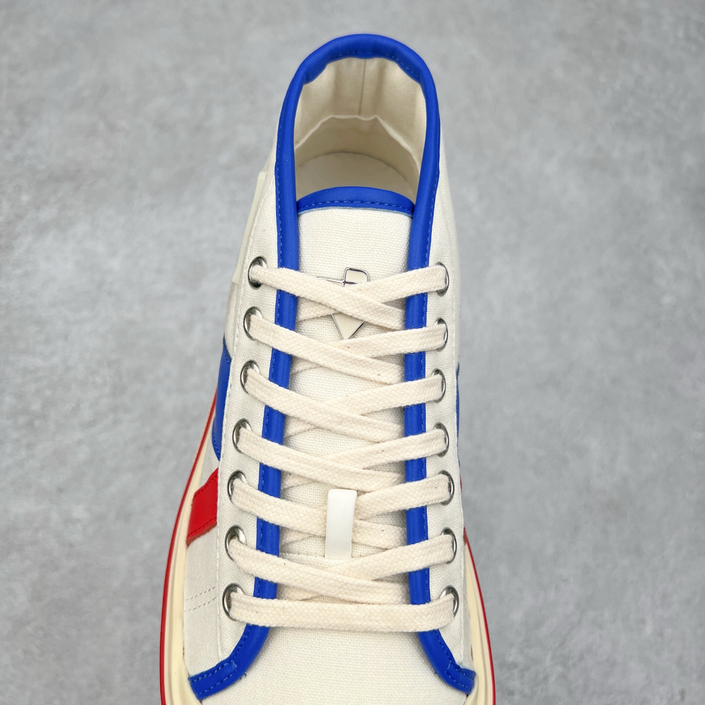 图片[5]-小红书爆款 BOTTEGA VENETA BV25ss 新款复古Eliot运动鞋上市即封神! BV全新的 Eliot 以复古篮球鞋为设计灵感，童趣 的色彩焕发青春活力!男女同款，可以做情侣鞋穿着哦整个鞋子透气舒适，帆布鞋面自重轻盈，鞋帮拼接处以柔软奢华的羊皮镶嵌包裹每只鞋边的红线均为手工绘画，更具品味与态度喔! 尺码：35 36 37 38 39 40-选品中心