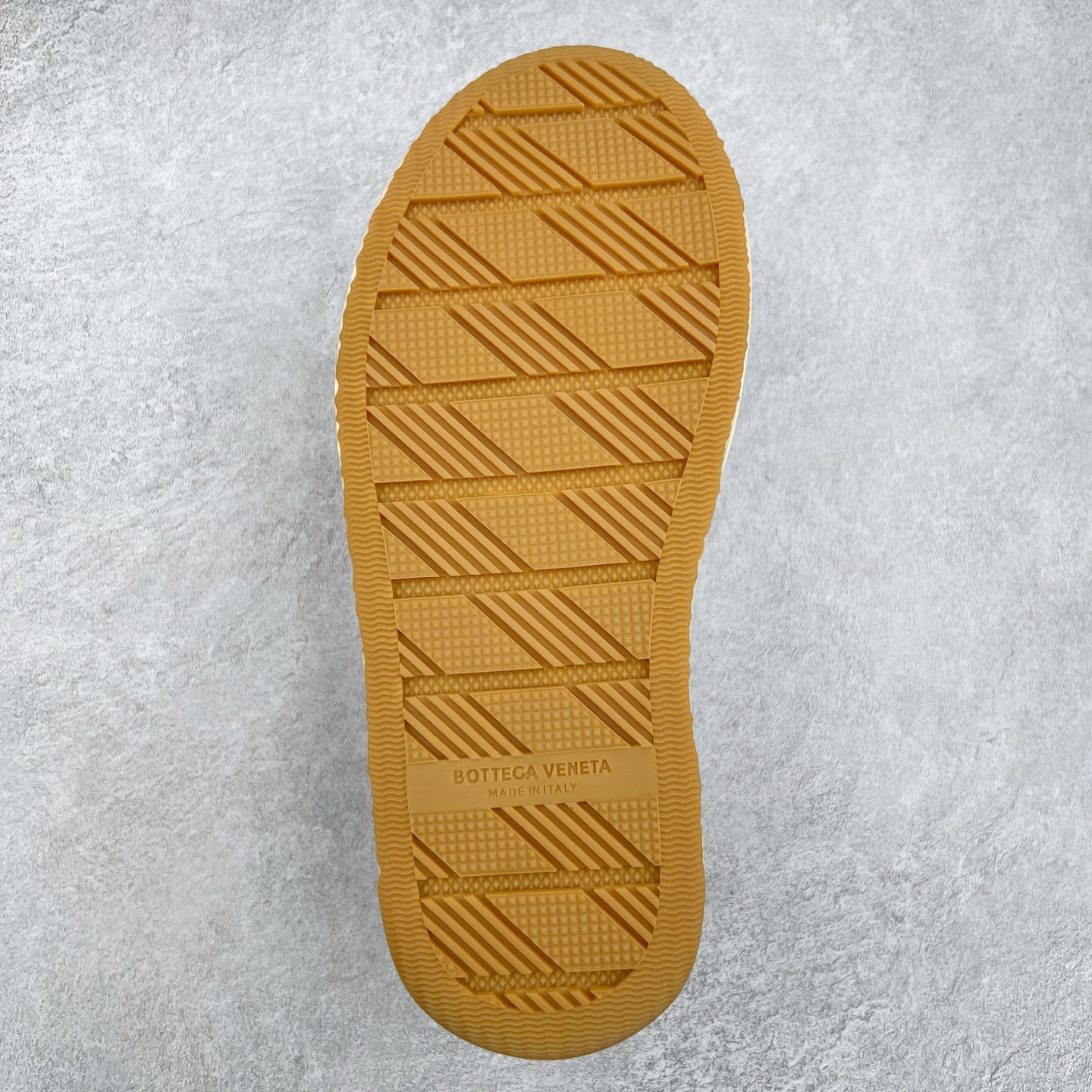 图片[9]-小红书爆款 BOTTEGA VENETA BV25ss 新款复古Eliot运动鞋上市即封神! BV全新的 Eliot 以复古篮球鞋为设计灵感，童趣 的色彩焕发青春活力!男女同款，可以做情侣鞋穿着哦整个鞋子透气舒适，帆布鞋面自重轻盈，鞋帮拼接处以柔软奢华的羊皮镶嵌包裹每只鞋边的红线均为手工绘画，更具品味与态度喔! 尺码：35 36 37 38 39 40-选品中心