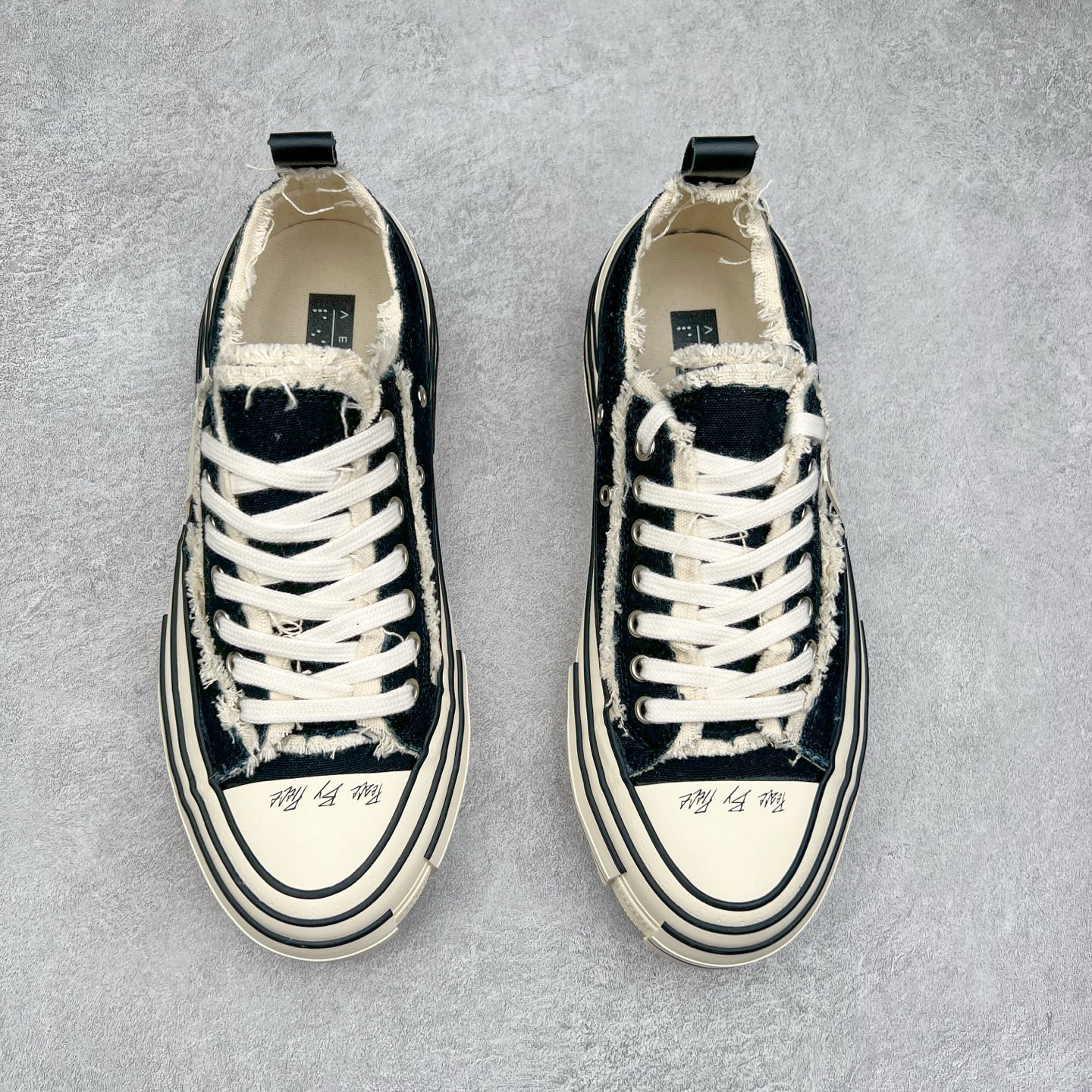 图片[2]-＃纯原 xVESSEL G.O.P. Low 全硫化乞丐鞋 吴建豪主理品牌 解构重叠厚底软木低帮硫化板鞋 全配色原鞋开发 支持对比 细节 工艺 等.. 当前市售最高版本 正确半贴合鞋标工艺 正确鞋头上翘整体楦型 原厂12蛊司厚实舒适帆布面料 面料工序需要通过三次水洗 散落自然杂乱流苏做旧复古效果 支持NFC网页编码识别 升级厚实软木塞内底 纯手工贴合多重围条硫化工艺 原鞋包装 原鞋代码鞋标完全一致 市面顶级毒盒版本 工艺细节 全网络能覆盖到的地方最强 至今无别的工厂能超越的品质 尺码：35 36 37 38 39 40 41 42 43 44 45-选品中心