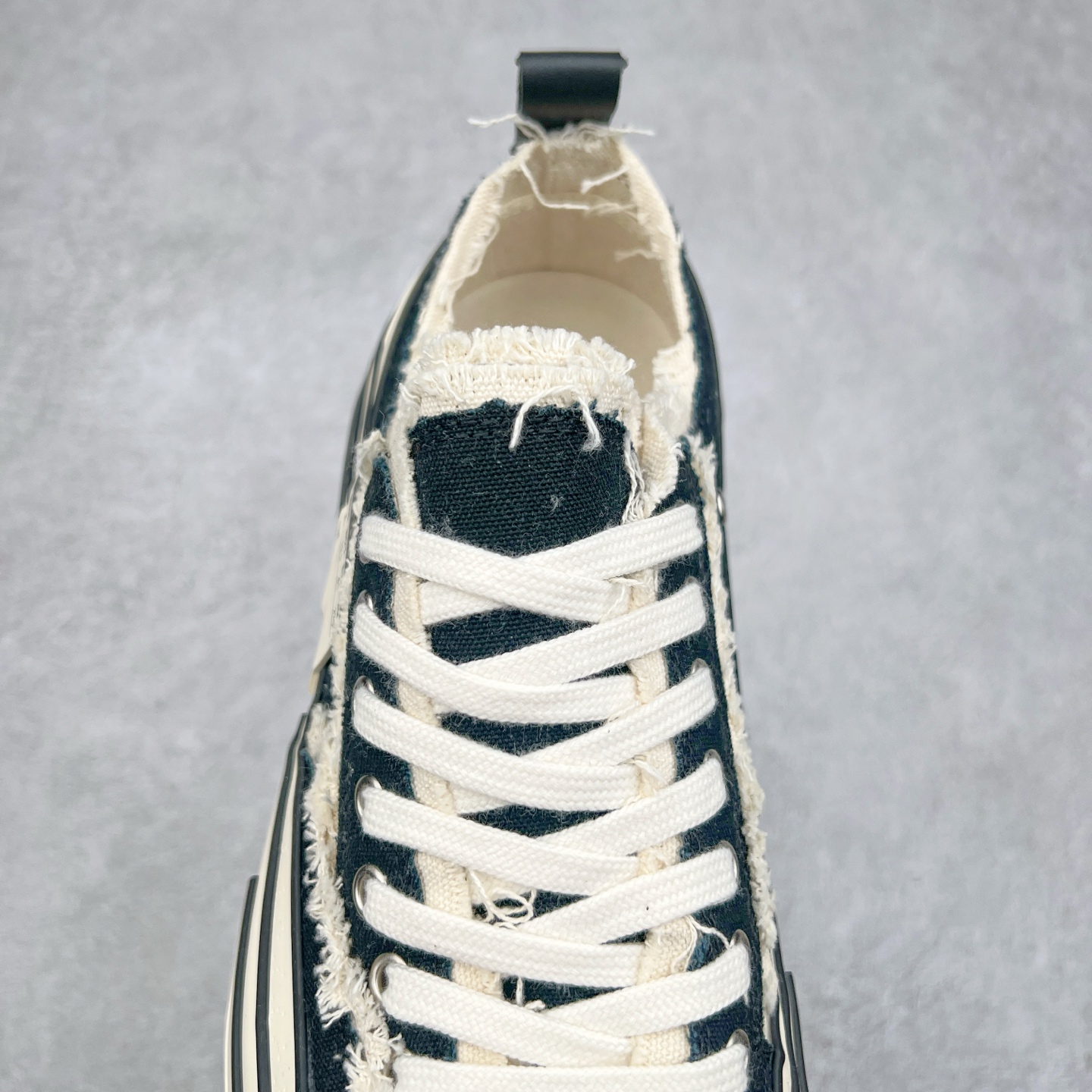 图片[5]-＃纯原 xVESSEL G.O.P. Low 全硫化乞丐鞋 吴建豪主理品牌 解构重叠厚底软木低帮硫化板鞋 全配色原鞋开发 支持对比 细节 工艺 等.. 当前市售最高版本 正确半贴合鞋标工艺 正确鞋头上翘整体楦型 原厂12蛊司厚实舒适帆布面料 面料工序需要通过三次水洗 散落自然杂乱流苏做旧复古效果 支持NFC网页编码识别 升级厚实软木塞内底 纯手工贴合多重围条硫化工艺 原鞋包装 原鞋代码鞋标完全一致 市面顶级毒盒版本 工艺细节 全网络能覆盖到的地方最强 至今无别的工厂能超越的品质 尺码：35 36 37 38 39 40 41 42 43 44 45-选品中心