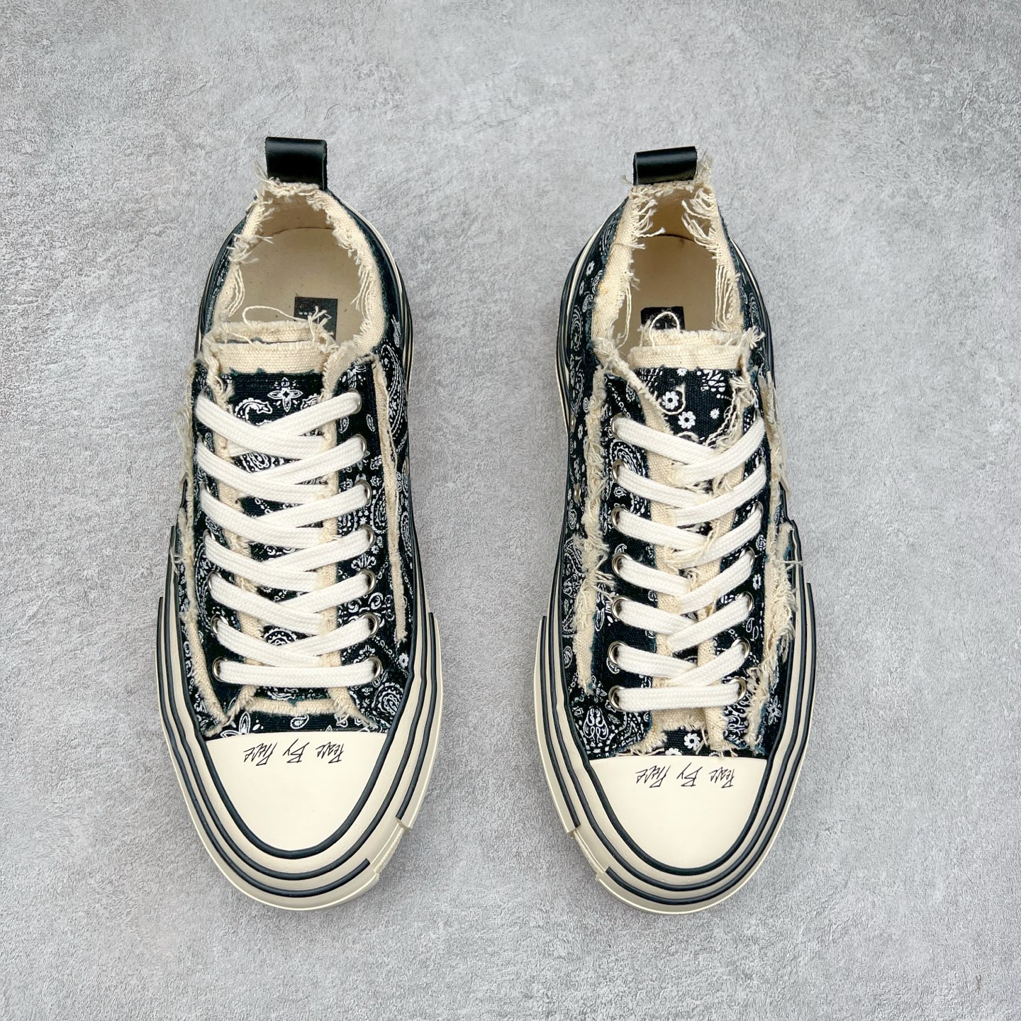 图片[2]-＃纯原 xVESSEL G.O.P. Low 全硫化乞丐鞋 吴建豪主理品牌 解构重叠厚底软木低帮硫化板鞋 全配色原鞋开发 支持对比 细节 工艺 等.. 当前市售最高版本 正确半贴合鞋标工艺 正确鞋头上翘整体楦型 原厂12蛊司厚实舒适帆布面料 面料工序需要通过三次水洗 散落自然杂乱流苏做旧复古效果 支持NFC网页编码识别 升级厚实软木塞内底 纯手工贴合多重围条硫化工艺 原鞋包装 原鞋代码鞋标完全一致 市面顶级毒盒版本 工艺细节 全网络能覆盖到的地方最强 至今无别的工厂能超越的品质 尺码：35 36 37 38 39 40 41 42 43 44 45-选品中心