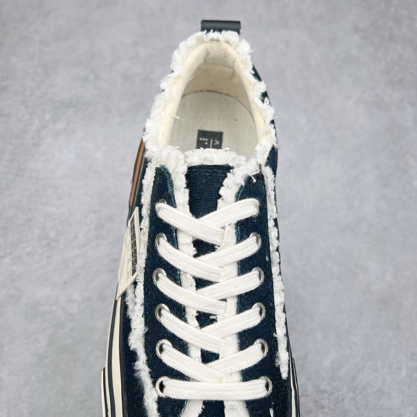 图片[5]-＃纯原 xVESSEL G.O.P. Low 全硫化乞丐鞋 吴建豪主理品牌 解构重叠厚底软木低帮硫化板鞋 全配色原鞋开发 支持对比 细节 工艺 等.. 当前市售最高版本 正确半贴合鞋标工艺 正确鞋头上翘整体楦型 原厂12蛊司厚实舒适帆布面料 面料工序需要通过三次水洗 散落自然杂乱流苏做旧复古效果 支持NFC网页编码识别 升级厚实软木塞内底 纯手工贴合多重围条硫化工艺 原鞋包装 原鞋代码鞋标完全一致 市面顶级毒盒版本 工艺细节 全网络能覆盖到的地方最强 至今无别的工厂能超越的品质 尺码：35 36 37 38 39 40 41 42 43 44 45-选品中心