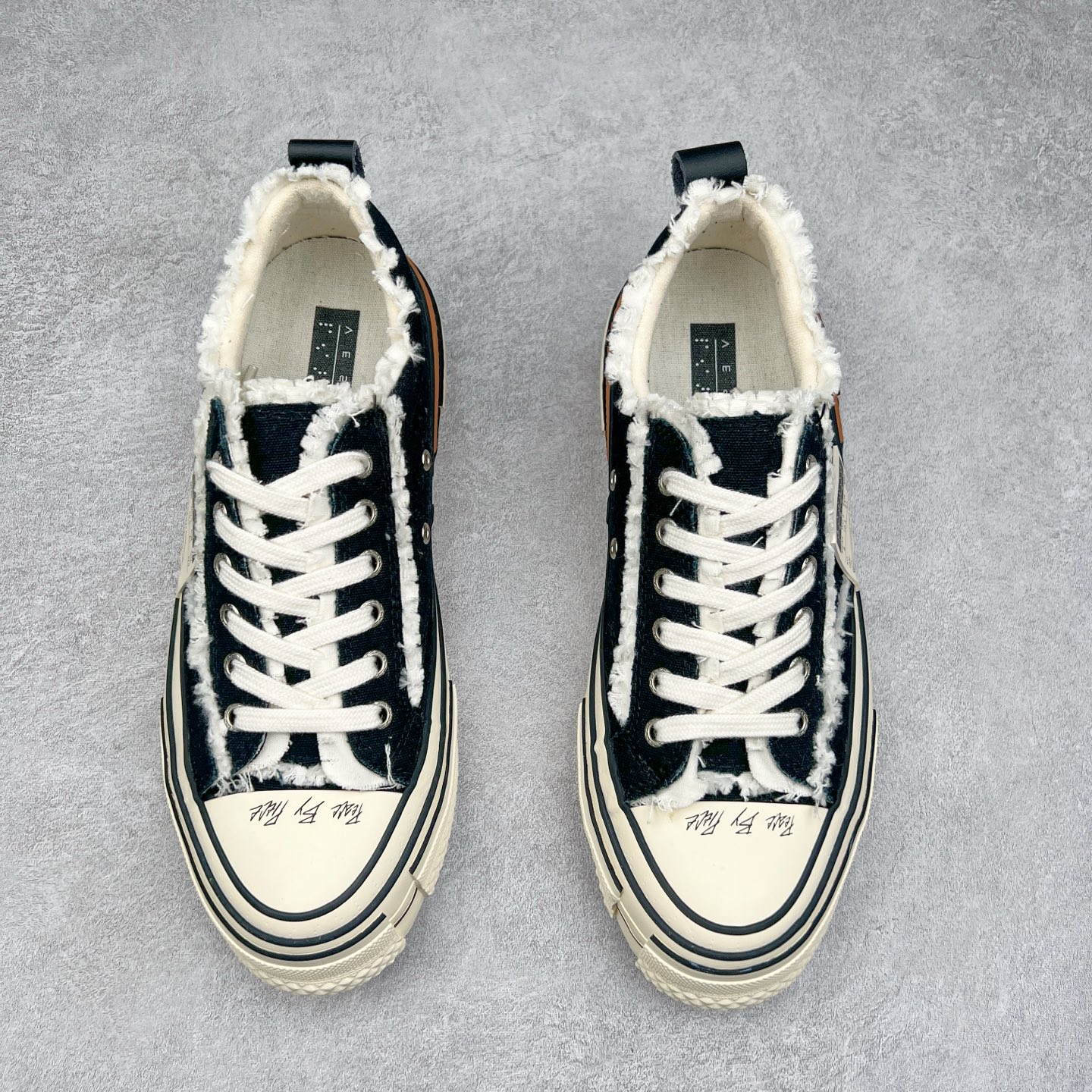 图片[2]-＃纯原 xVESSEL G.O.P. Low 全硫化乞丐鞋 吴建豪主理品牌 解构重叠厚底软木低帮硫化板鞋 全配色原鞋开发 支持对比 细节 工艺 等.. 当前市售最高版本 正确半贴合鞋标工艺 正确鞋头上翘整体楦型 原厂12蛊司厚实舒适帆布面料 面料工序需要通过三次水洗 散落自然杂乱流苏做旧复古效果 支持NFC网页编码识别 升级厚实软木塞内底 纯手工贴合多重围条硫化工艺 原鞋包装 原鞋代码鞋标完全一致 市面顶级毒盒版本 工艺细节 全网络能覆盖到的地方最强 至今无别的工厂能超越的品质 尺码：35 36 37 38 39 40 41 42 43 44 45-选品中心