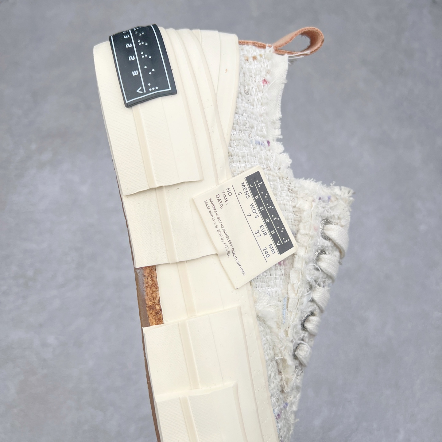 图片[6]-＃纯原 xVESSEL G.O.P. Low 全硫化乞丐鞋 吴建豪主理品牌 解构重叠厚底软木低帮硫化板鞋 全配色原鞋开发 支持对比 细节 工艺 等.. 当前市售最高版本 正确半贴合鞋标工艺 正确鞋头上翘整体楦型 原厂12蛊司厚实舒适帆布面料 面料工序需要通过三次水洗 散落自然杂乱流苏做旧复古效果 支持NFC网页编码识别 升级厚实软木塞内底 纯手工贴合多重围条硫化工艺 原鞋包装 原鞋代码鞋标完全一致 市面顶级毒盒版本 工艺细节 全网络能覆盖到的地方最强 至今无别的工厂能超越的品质 尺码：35 36 37 38 39 40 41 42 43 44 45-选品中心