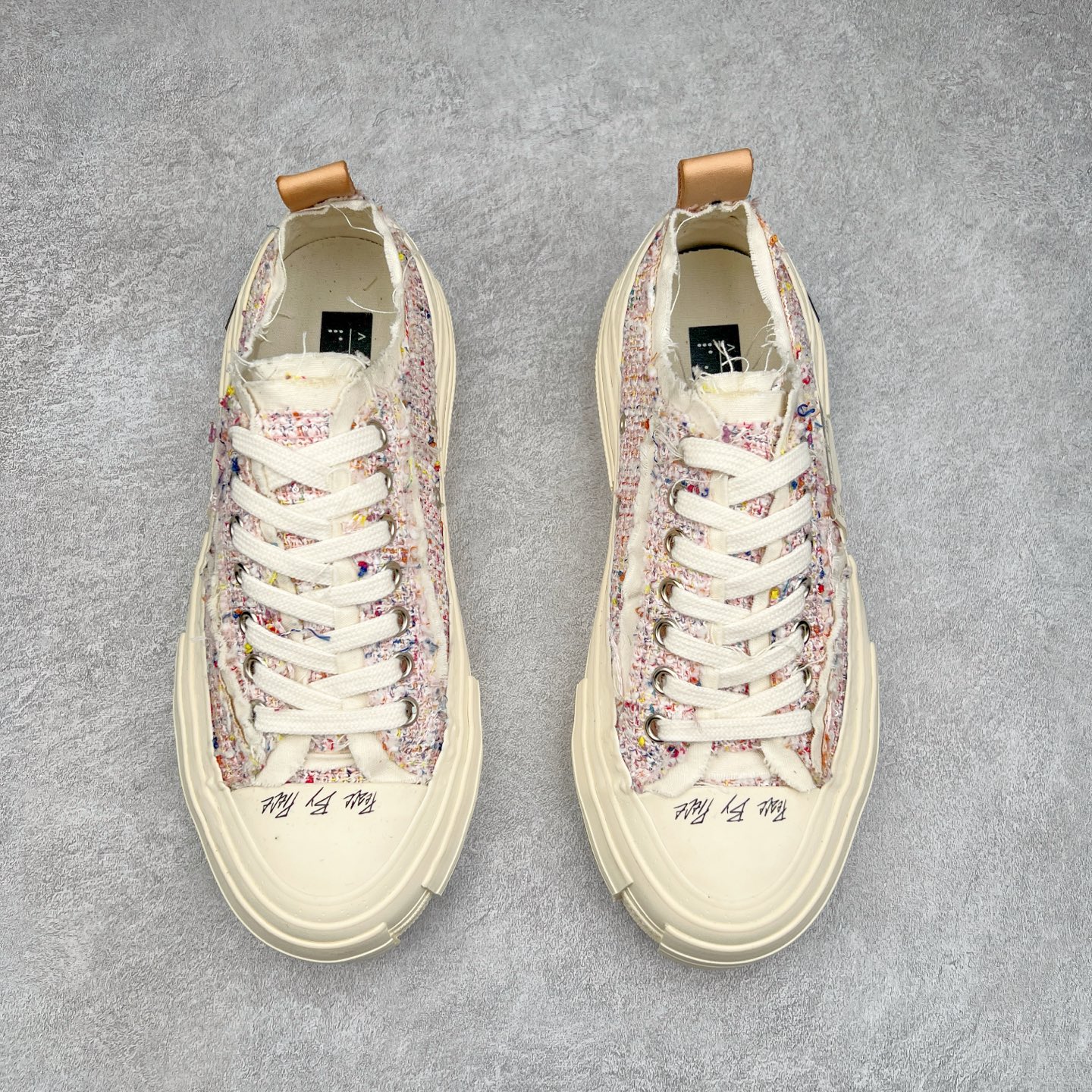 图片[2]-＃纯原 xVESSEL G.O.P. Low 全硫化乞丐鞋 吴建豪主理品牌 解构重叠厚底软木低帮硫化板鞋 全配色原鞋开发 支持对比 细节 工艺 等.. 当前市售最高版本 正确半贴合鞋标工艺 正确鞋头上翘整体楦型 原厂12蛊司厚实舒适帆布面料 面料工序需要通过三次水洗 散落自然杂乱流苏做旧复古效果 支持NFC网页编码识别 升级厚实软木塞内底 纯手工贴合多重围条硫化工艺 原鞋包装 原鞋代码鞋标完全一致 市面顶级毒盒版本 工艺细节 全网络能覆盖到的地方最强 至今无别的工厂能超越的品质 尺码：35 36 37 38 39 40 41 42 43 44 45-选品中心