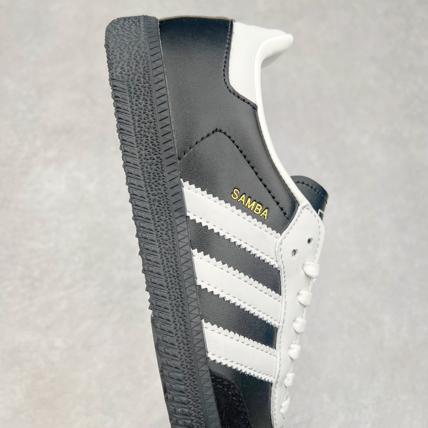 图片[6]-AD Original Samba OG 复古经典轻便板鞋 JP5282 这款桑巴鞋展示了高质量的工艺 带有装饰的超锁缝制和无缝的手感 柔软、柔软的皮革造型和标志性的3条纹完成了精致的外观 正规合身鞋带 鞋面上有绒面鞋垫 橡胶鞋底 享受正畸套筒软感 自50年代首次亮相以来就一直在赢得粉丝的青睐 尺码：36 36.5 37.5 38 38.5 39 40 40.5 41 42 42.5 43 44 44.5 45-选品中心