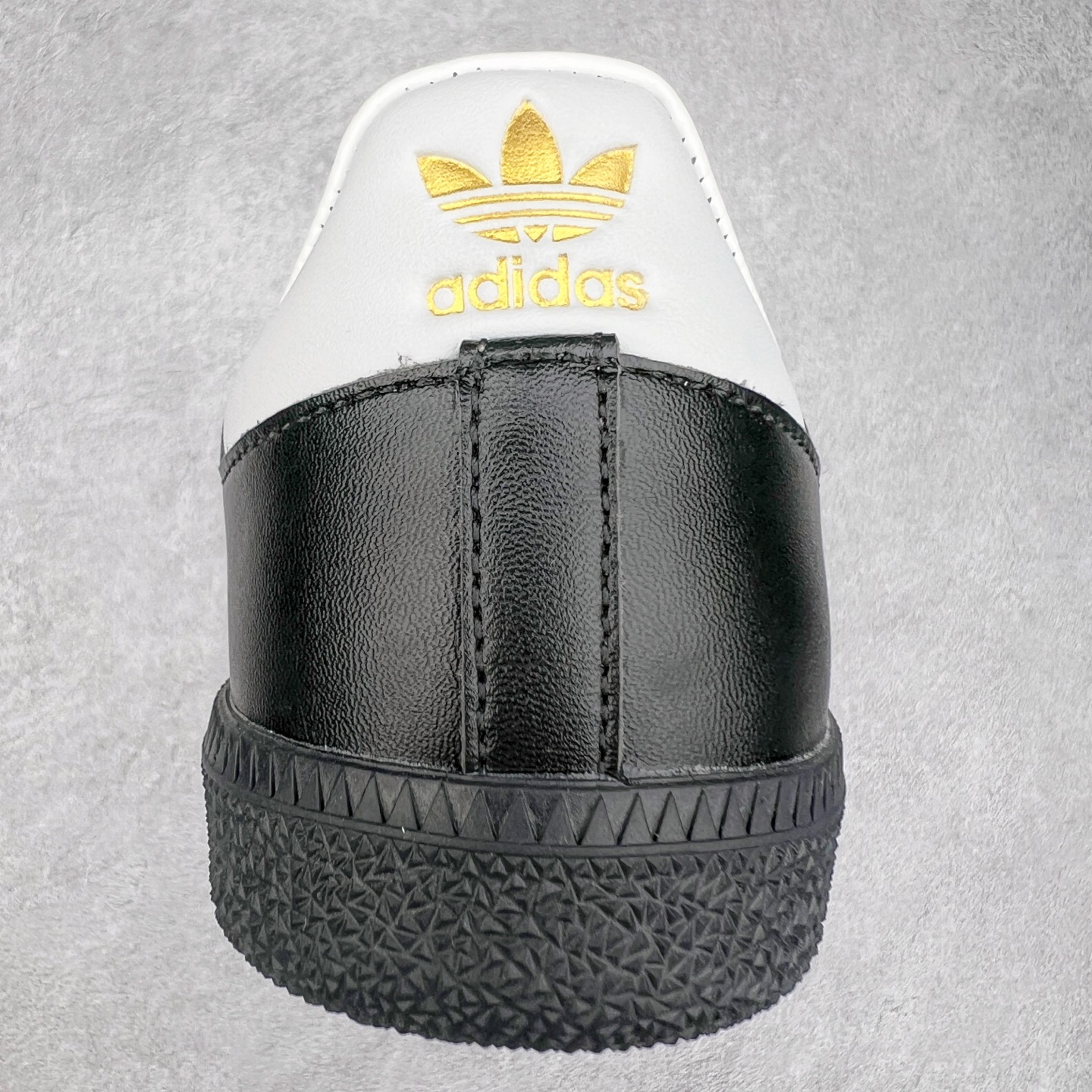 图片[8]-AD Original Samba OG 复古经典轻便板鞋 JP5282 这款桑巴鞋展示了高质量的工艺 带有装饰的超锁缝制和无缝的手感 柔软、柔软的皮革造型和标志性的3条纹完成了精致的外观 正规合身鞋带 鞋面上有绒面鞋垫 橡胶鞋底 享受正畸套筒软感 自50年代首次亮相以来就一直在赢得粉丝的青睐 尺码：36 36.5 37.5 38 38.5 39 40 40.5 41 42 42.5 43 44 44.5 45-选品中心