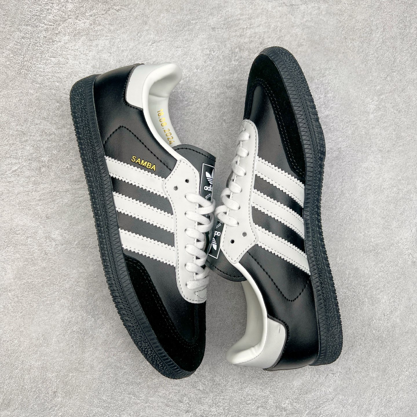 图片[3]-AD Original Samba OG 复古经典轻便板鞋 JP5282 这款桑巴鞋展示了高质量的工艺 带有装饰的超锁缝制和无缝的手感 柔软、柔软的皮革造型和标志性的3条纹完成了精致的外观 正规合身鞋带 鞋面上有绒面鞋垫 橡胶鞋底 享受正畸套筒软感 自50年代首次亮相以来就一直在赢得粉丝的青睐 尺码：36 36.5 37.5 38 38.5 39 40 40.5 41 42 42.5 43 44 44.5 45-选品中心