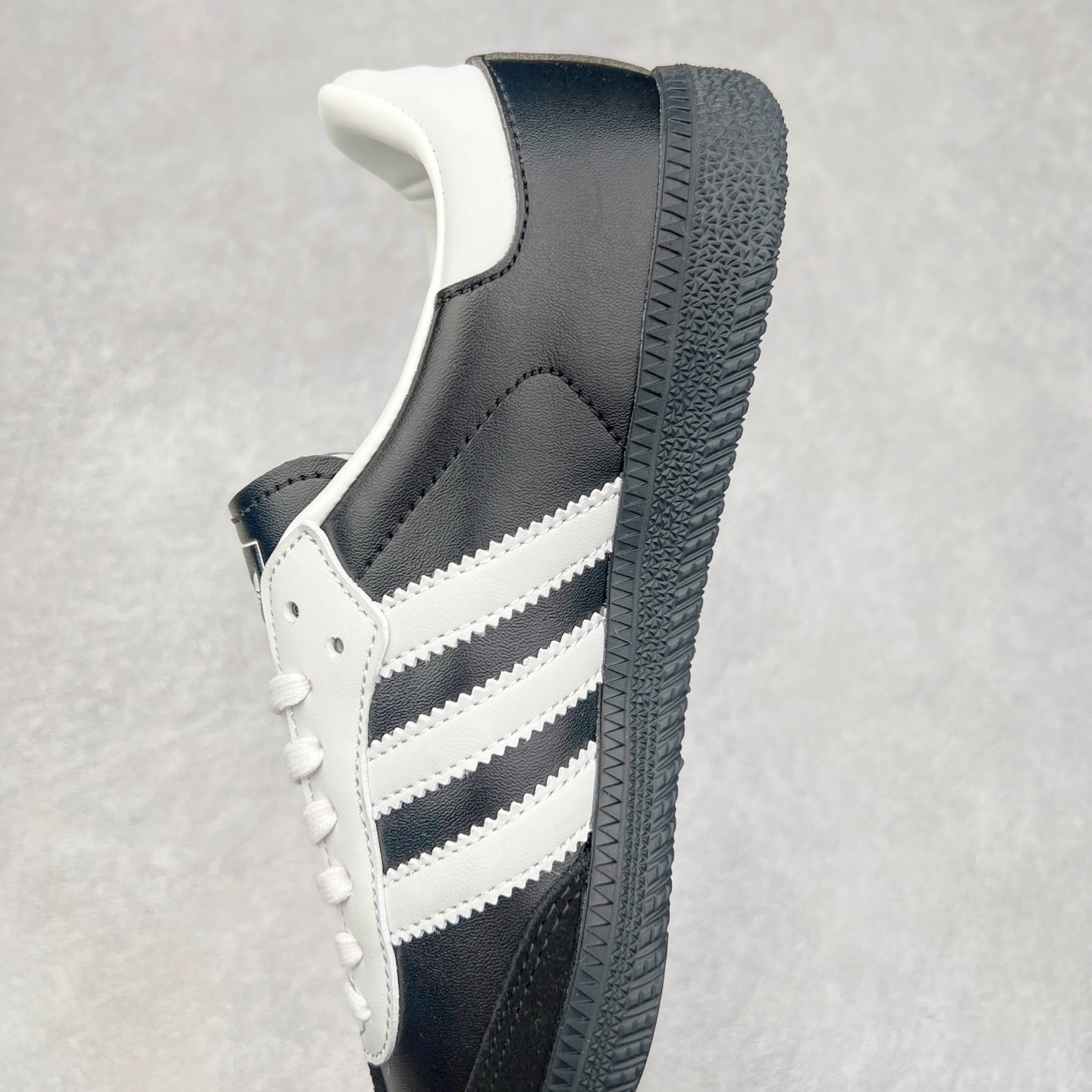 图片[7]-AD Original Samba OG 复古经典轻便板鞋 JP5282 这款桑巴鞋展示了高质量的工艺 带有装饰的超锁缝制和无缝的手感 柔软、柔软的皮革造型和标志性的3条纹完成了精致的外观 正规合身鞋带 鞋面上有绒面鞋垫 橡胶鞋底 享受正畸套筒软感 自50年代首次亮相以来就一直在赢得粉丝的青睐 尺码：36 36.5 37.5 38 38.5 39 40 40.5 41 42 42.5 43 44 44.5 45-选品中心