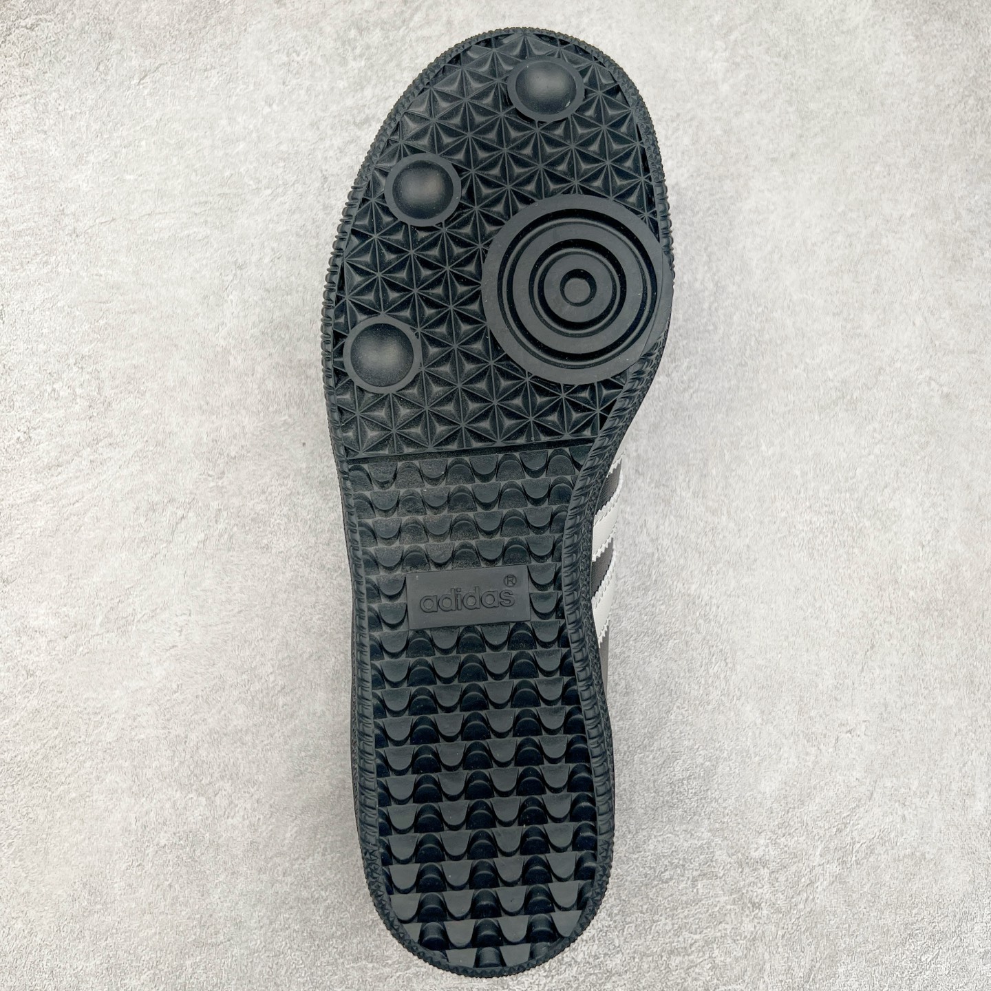 图片[9]-AD Original Samba OG 复古经典轻便板鞋 JP5282 这款桑巴鞋展示了高质量的工艺 带有装饰的超锁缝制和无缝的手感 柔软、柔软的皮革造型和标志性的3条纹完成了精致的外观 正规合身鞋带 鞋面上有绒面鞋垫 橡胶鞋底 享受正畸套筒软感 自50年代首次亮相以来就一直在赢得粉丝的青睐 尺码：36 36.5 37.5 38 38.5 39 40 40.5 41 42 42.5 43 44 44.5 45-选品中心