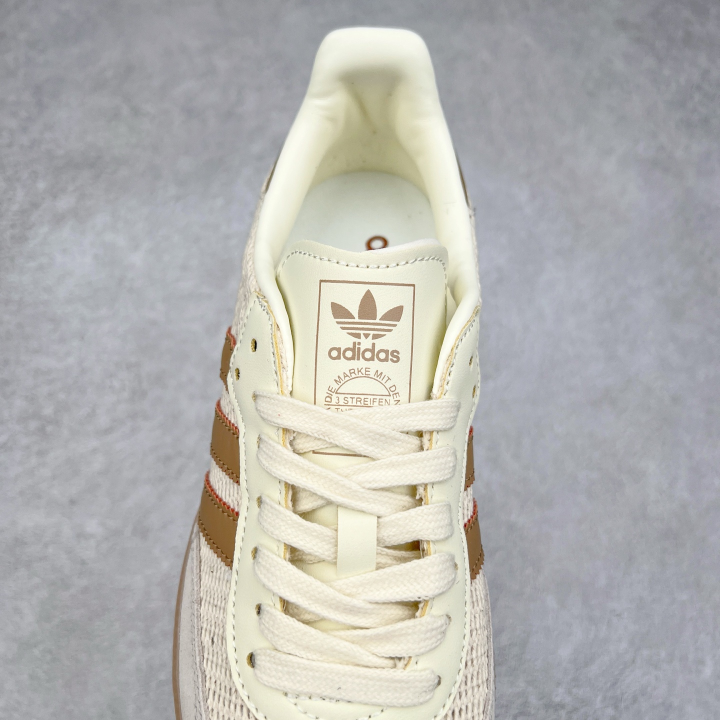 图片[5]-AD Original Samba OG 复古经典轻便板鞋 JI3185 这款桑巴鞋展示了高质量的工艺 带有装饰的超锁缝制和无缝的手感 柔软、柔软的皮革造型和标志性的3条纹完成了精致的外观 正规合身鞋带 鞋面上有绒面鞋垫 橡胶鞋底 享受正畸套筒软感 自50年代首次亮相以来就一直在赢得粉丝的青睐 尺码：36 36.5 37.5 38 38.5 39 40 40.5 41 42 42.5 43 44 44.5 45-选品中心