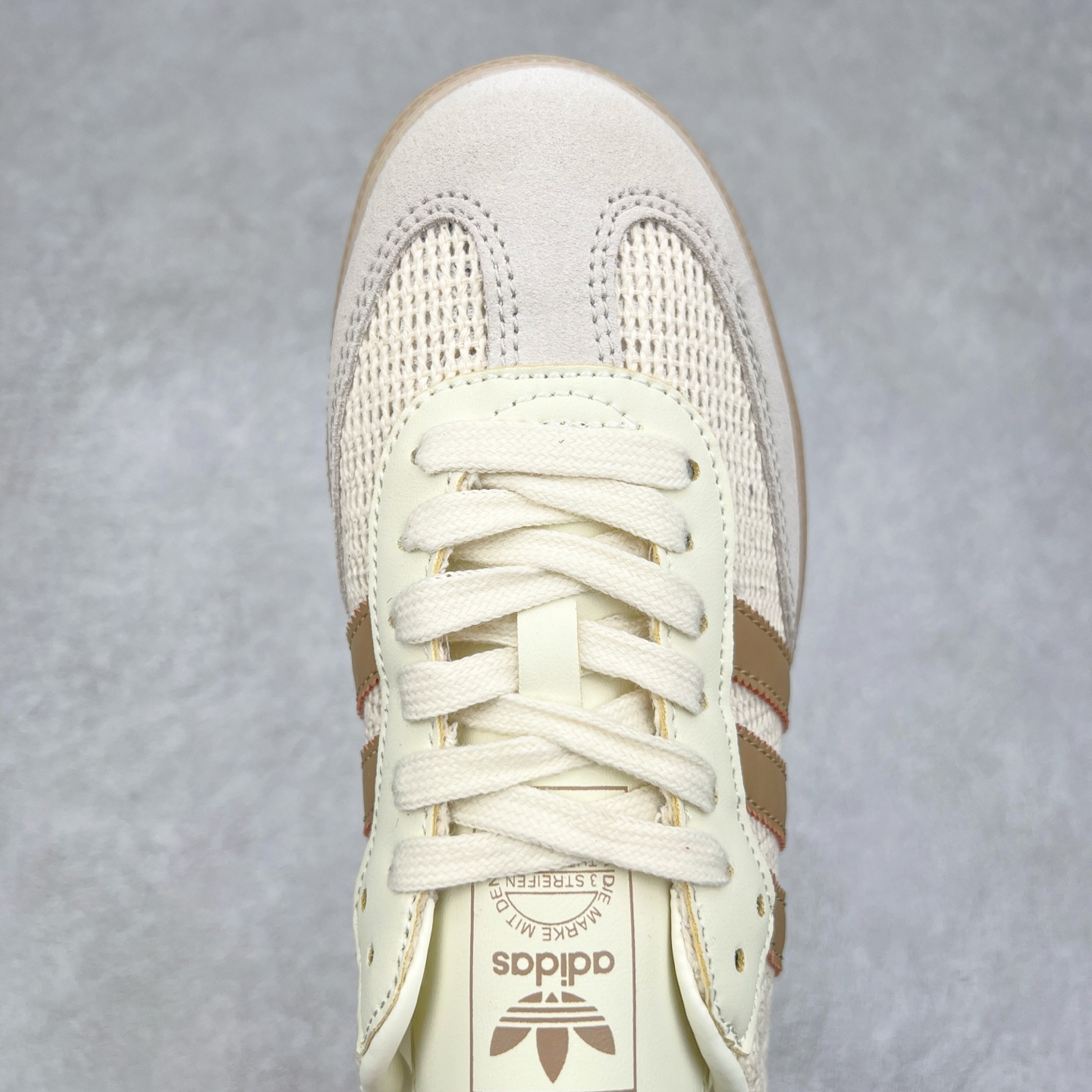 图片[4]-AD Original Samba OG 复古经典轻便板鞋 JI3185 这款桑巴鞋展示了高质量的工艺 带有装饰的超锁缝制和无缝的手感 柔软、柔软的皮革造型和标志性的3条纹完成了精致的外观 正规合身鞋带 鞋面上有绒面鞋垫 橡胶鞋底 享受正畸套筒软感 自50年代首次亮相以来就一直在赢得粉丝的青睐 尺码：36 36.5 37.5 38 38.5 39 40 40.5 41 42 42.5 43 44 44.5 45-选品中心