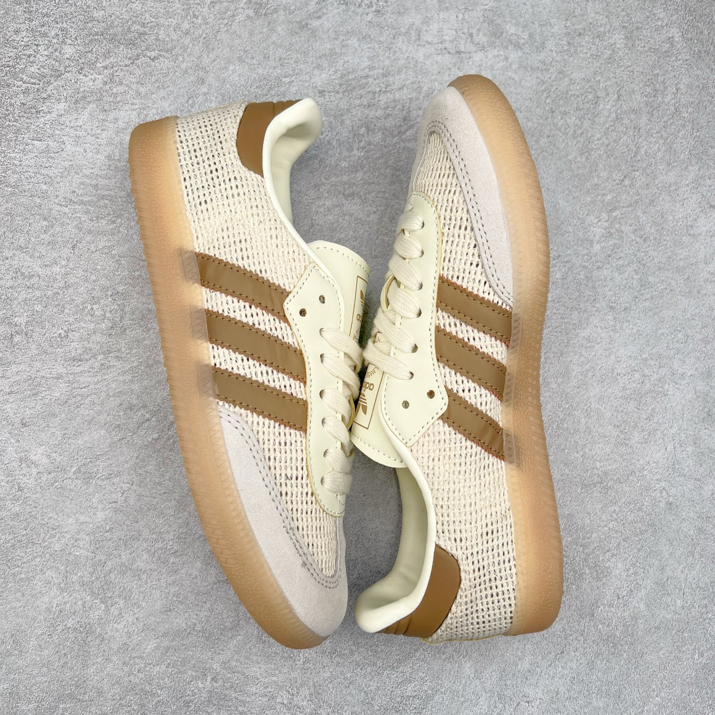 图片[3]-AD Original Samba OG 复古经典轻便板鞋 JI3185 这款桑巴鞋展示了高质量的工艺 带有装饰的超锁缝制和无缝的手感 柔软、柔软的皮革造型和标志性的3条纹完成了精致的外观 正规合身鞋带 鞋面上有绒面鞋垫 橡胶鞋底 享受正畸套筒软感 自50年代首次亮相以来就一直在赢得粉丝的青睐 尺码：36 36.5 37.5 38 38.5 39 40 40.5 41 42 42.5 43 44 44.5 45-选品中心