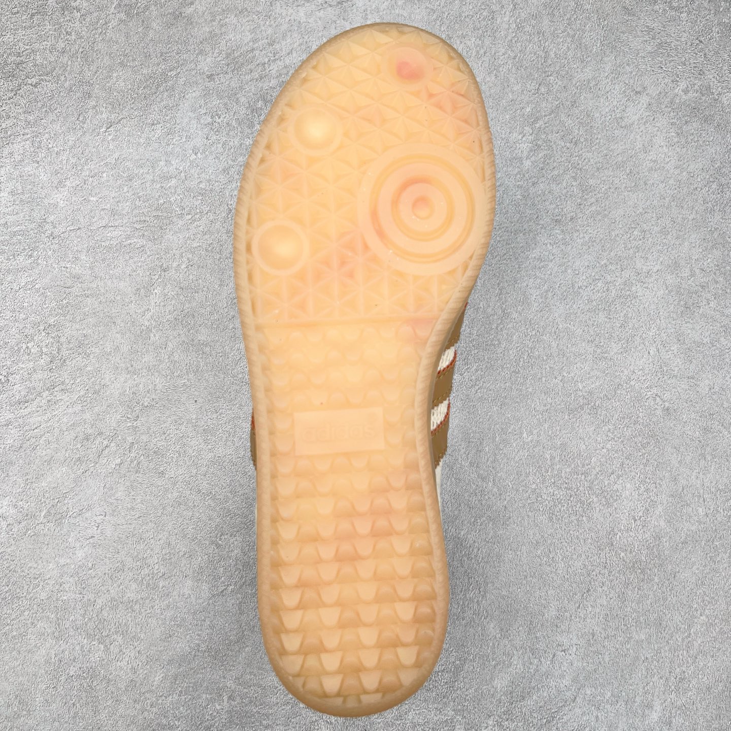 图片[9]-AD Original Samba OG 复古经典轻便板鞋 JI3185 这款桑巴鞋展示了高质量的工艺 带有装饰的超锁缝制和无缝的手感 柔软、柔软的皮革造型和标志性的3条纹完成了精致的外观 正规合身鞋带 鞋面上有绒面鞋垫 橡胶鞋底 享受正畸套筒软感 自50年代首次亮相以来就一直在赢得粉丝的青睐 尺码：36 36.5 37.5 38 38.5 39 40 40.5 41 42 42.5 43 44 44.5 45-选品中心