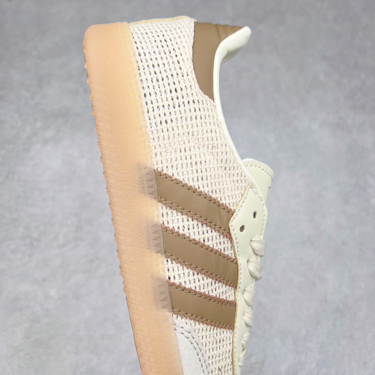 图片[6]-AD Original Samba OG 复古经典轻便板鞋 JI3185 这款桑巴鞋展示了高质量的工艺 带有装饰的超锁缝制和无缝的手感 柔软、柔软的皮革造型和标志性的3条纹完成了精致的外观 正规合身鞋带 鞋面上有绒面鞋垫 橡胶鞋底 享受正畸套筒软感 自50年代首次亮相以来就一直在赢得粉丝的青睐 尺码：36 36.5 37.5 38 38.5 39 40 40.5 41 42 42.5 43 44 44.5 45-选品中心