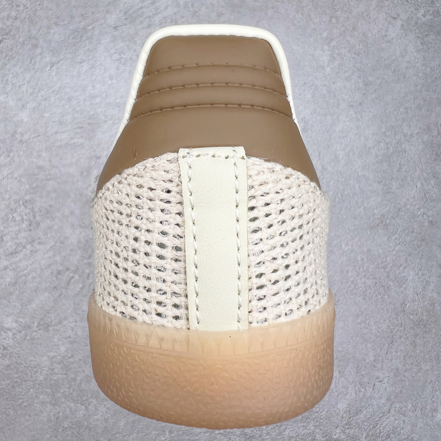 图片[8]-AD Original Samba OG 复古经典轻便板鞋 JI3185 这款桑巴鞋展示了高质量的工艺 带有装饰的超锁缝制和无缝的手感 柔软、柔软的皮革造型和标志性的3条纹完成了精致的外观 正规合身鞋带 鞋面上有绒面鞋垫 橡胶鞋底 享受正畸套筒软感 自50年代首次亮相以来就一直在赢得粉丝的青睐 尺码：36 36.5 37.5 38 38.5 39 40 40.5 41 42 42.5 43 44 44.5 45-选品中心