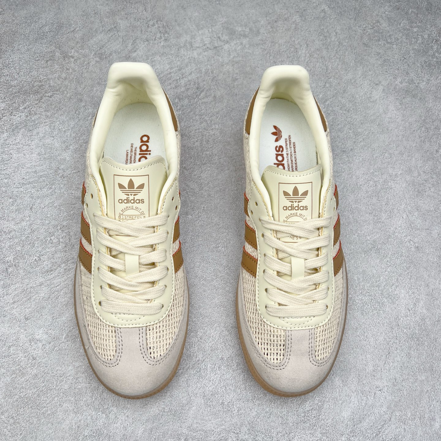 图片[2]-AD Original Samba OG 复古经典轻便板鞋 JI3185 这款桑巴鞋展示了高质量的工艺 带有装饰的超锁缝制和无缝的手感 柔软、柔软的皮革造型和标志性的3条纹完成了精致的外观 正规合身鞋带 鞋面上有绒面鞋垫 橡胶鞋底 享受正畸套筒软感 自50年代首次亮相以来就一直在赢得粉丝的青睐 尺码：36 36.5 37.5 38 38.5 39 40 40.5 41 42 42.5 43 44 44.5 45-选品中心