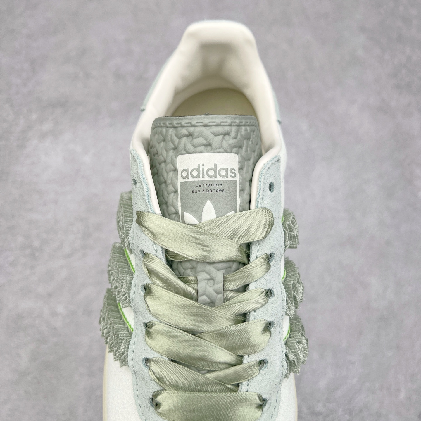 图片[5]-AD Originals Gazelle Bold W 羚羊松糕系列复古百搭厚底增高低帮休闲运动板鞋 JR8373 新的一年就要换新的打扮啦！除了设定变美、健身、减肥等目标外，你已经可以利用鞋子来“偷偷改善身材比例”的愿望了！ 因为有一句话。身高不够。鞋子来凑~赶快入手以下各大运动品牌最新推出的“厚底增高运动鞋”吧。 是最好穿最百搭的长腿神器。 重点是……不仅价格不错～鞋子也不错啊！Originals的Gazelle Bold鞋款打造出「超厚底版本」！延续流线鞋型、经典麂皮材质、白色三条线和侧面烫金标志的复古外型，奶油白鞋底高度直接乘3，出门搭上它，保证一路步步高升。尺码：36 36⅔ 37⅓ 38 38⅔ 39⅓ 40 40.5 41-选品中心