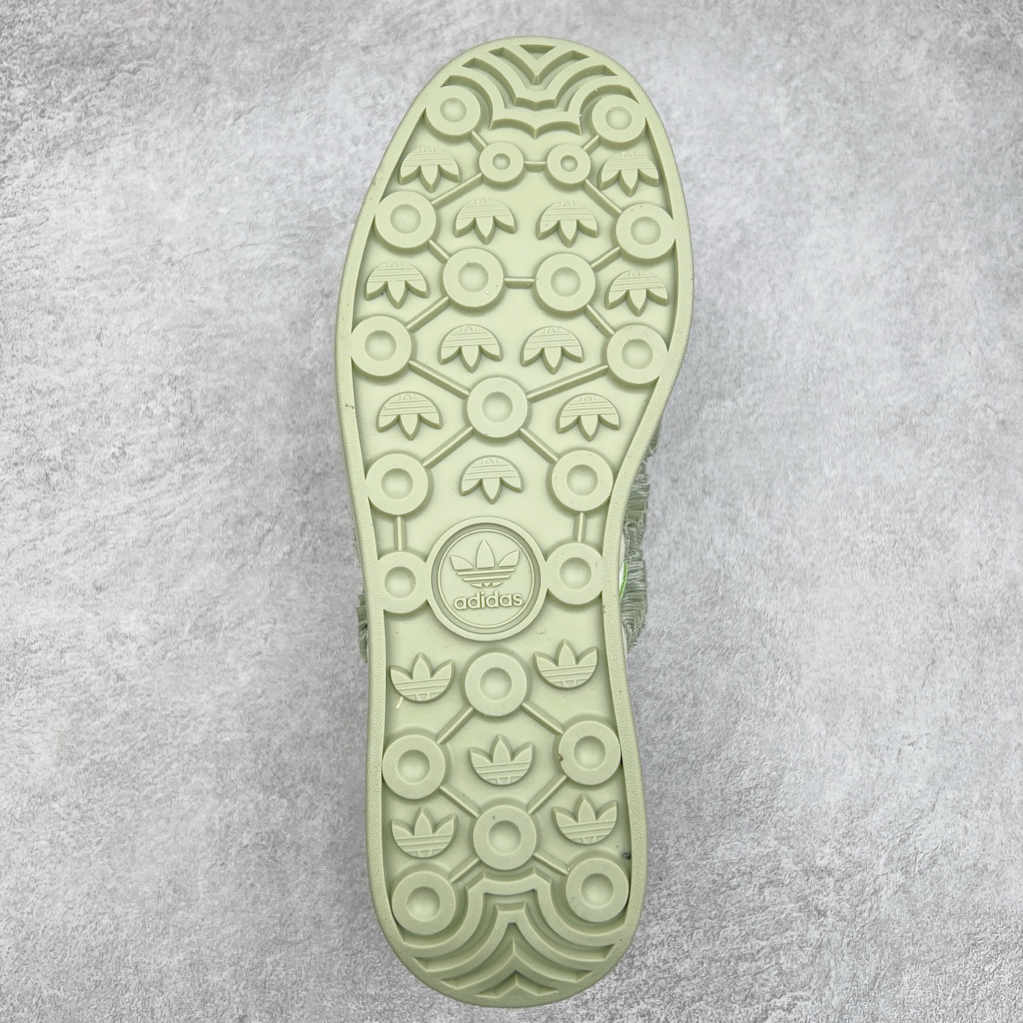 图片[9]-AD Originals Gazelle Bold W 羚羊松糕系列复古百搭厚底增高低帮休闲运动板鞋 JR8373 新的一年就要换新的打扮啦！除了设定变美、健身、减肥等目标外，你已经可以利用鞋子来“偷偷改善身材比例”的愿望了！ 因为有一句话。身高不够。鞋子来凑~赶快入手以下各大运动品牌最新推出的“厚底增高运动鞋”吧。 是最好穿最百搭的长腿神器。 重点是……不仅价格不错～鞋子也不错啊！Originals的Gazelle Bold鞋款打造出「超厚底版本」！延续流线鞋型、经典麂皮材质、白色三条线和侧面烫金标志的复古外型，奶油白鞋底高度直接乘3，出门搭上它，保证一路步步高升。尺码：36 36⅔ 37⅓ 38 38⅔ 39⅓ 40 40.5 41-选品中心