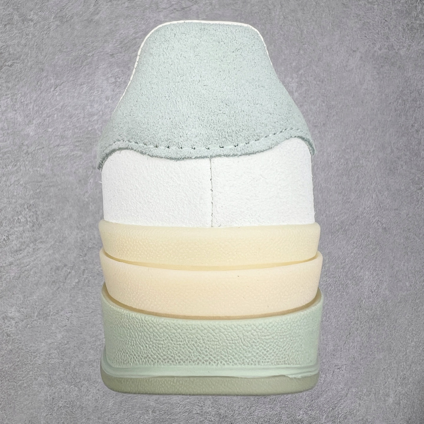 图片[8]-AD Originals Gazelle Bold W 羚羊松糕系列复古百搭厚底增高低帮休闲运动板鞋 JR8373 新的一年就要换新的打扮啦！除了设定变美、健身、减肥等目标外，你已经可以利用鞋子来“偷偷改善身材比例”的愿望了！ 因为有一句话。身高不够。鞋子来凑~赶快入手以下各大运动品牌最新推出的“厚底增高运动鞋”吧。 是最好穿最百搭的长腿神器。 重点是……不仅价格不错～鞋子也不错啊！Originals的Gazelle Bold鞋款打造出「超厚底版本」！延续流线鞋型、经典麂皮材质、白色三条线和侧面烫金标志的复古外型，奶油白鞋底高度直接乘3，出门搭上它，保证一路步步高升。尺码：36 36⅔ 37⅓ 38 38⅔ 39⅓ 40 40.5 41-选品中心