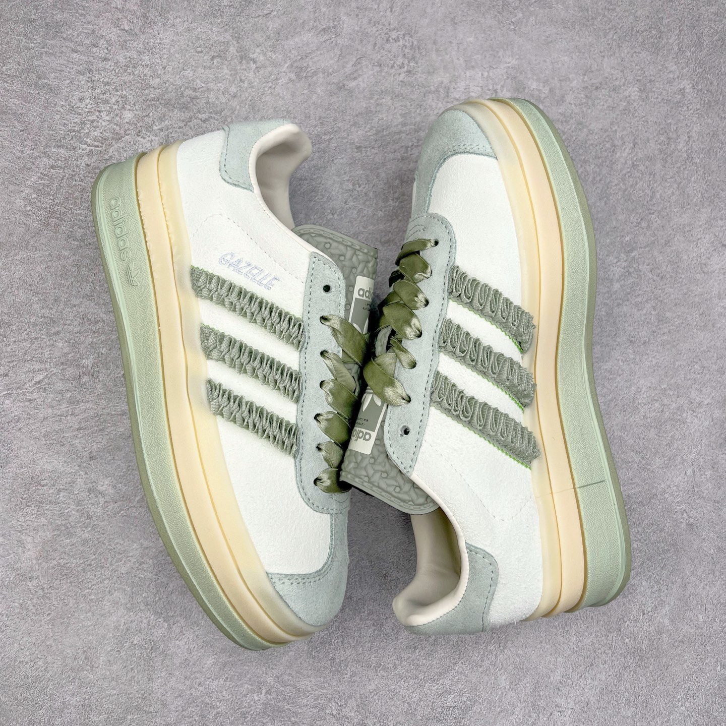 图片[3]-AD Originals Gazelle Bold W 羚羊松糕系列复古百搭厚底增高低帮休闲运动板鞋 JR8373 新的一年就要换新的打扮啦！除了设定变美、健身、减肥等目标外，你已经可以利用鞋子来“偷偷改善身材比例”的愿望了！ 因为有一句话。身高不够。鞋子来凑~赶快入手以下各大运动品牌最新推出的“厚底增高运动鞋”吧。 是最好穿最百搭的长腿神器。 重点是……不仅价格不错～鞋子也不错啊！Originals的Gazelle Bold鞋款打造出「超厚底版本」！延续流线鞋型、经典麂皮材质、白色三条线和侧面烫金标志的复古外型，奶油白鞋底高度直接乘3，出门搭上它，保证一路步步高升。尺码：36 36⅔ 37⅓ 38 38⅔ 39⅓ 40 40.5 41-选品中心