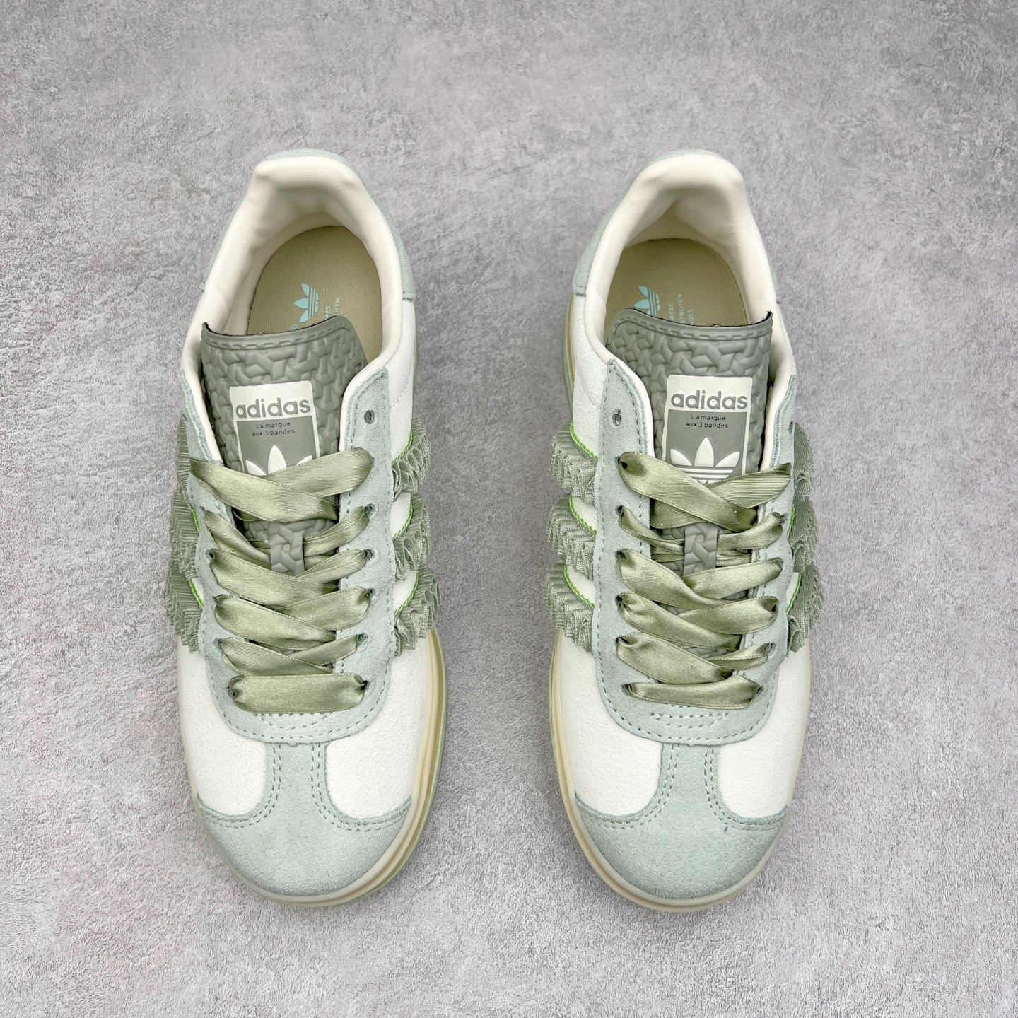 图片[2]-AD Originals Gazelle Bold W 羚羊松糕系列复古百搭厚底增高低帮休闲运动板鞋 JR8373 新的一年就要换新的打扮啦！除了设定变美、健身、减肥等目标外，你已经可以利用鞋子来“偷偷改善身材比例”的愿望了！ 因为有一句话。身高不够。鞋子来凑~赶快入手以下各大运动品牌最新推出的“厚底增高运动鞋”吧。 是最好穿最百搭的长腿神器。 重点是……不仅价格不错～鞋子也不错啊！Originals的Gazelle Bold鞋款打造出「超厚底版本」！延续流线鞋型、经典麂皮材质、白色三条线和侧面烫金标志的复古外型，奶油白鞋底高度直接乘3，出门搭上它，保证一路步步高升。尺码：36 36⅔ 37⅓ 38 38⅔ 39⅓ 40 40.5 41-选品中心