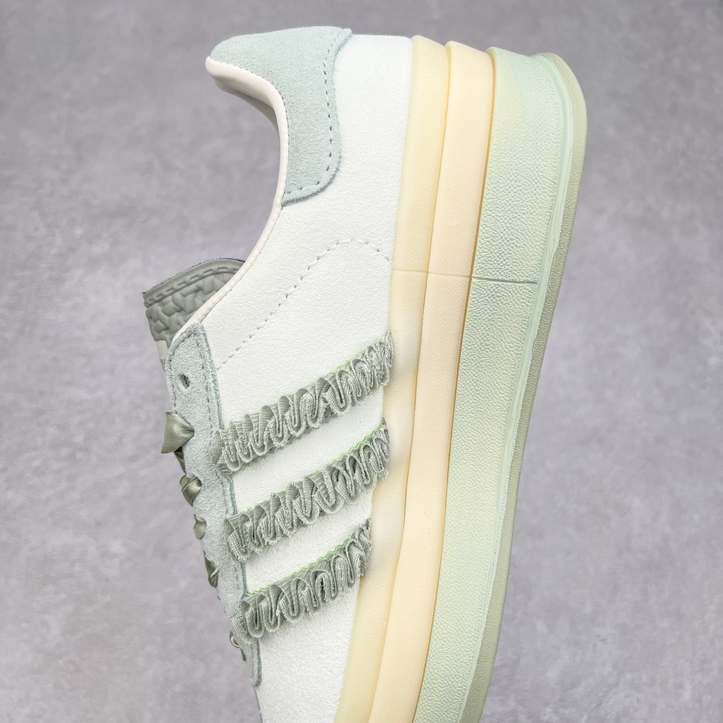 图片[7]-AD Originals Gazelle Bold W 羚羊松糕系列复古百搭厚底增高低帮休闲运动板鞋 JR8373 新的一年就要换新的打扮啦！除了设定变美、健身、减肥等目标外，你已经可以利用鞋子来“偷偷改善身材比例”的愿望了！ 因为有一句话。身高不够。鞋子来凑~赶快入手以下各大运动品牌最新推出的“厚底增高运动鞋”吧。 是最好穿最百搭的长腿神器。 重点是……不仅价格不错～鞋子也不错啊！Originals的Gazelle Bold鞋款打造出「超厚底版本」！延续流线鞋型、经典麂皮材质、白色三条线和侧面烫金标志的复古外型，奶油白鞋底高度直接乘3，出门搭上它，保证一路步步高升。尺码：36 36⅔ 37⅓ 38 38⅔ 39⅓ 40 40.5 41-选品中心