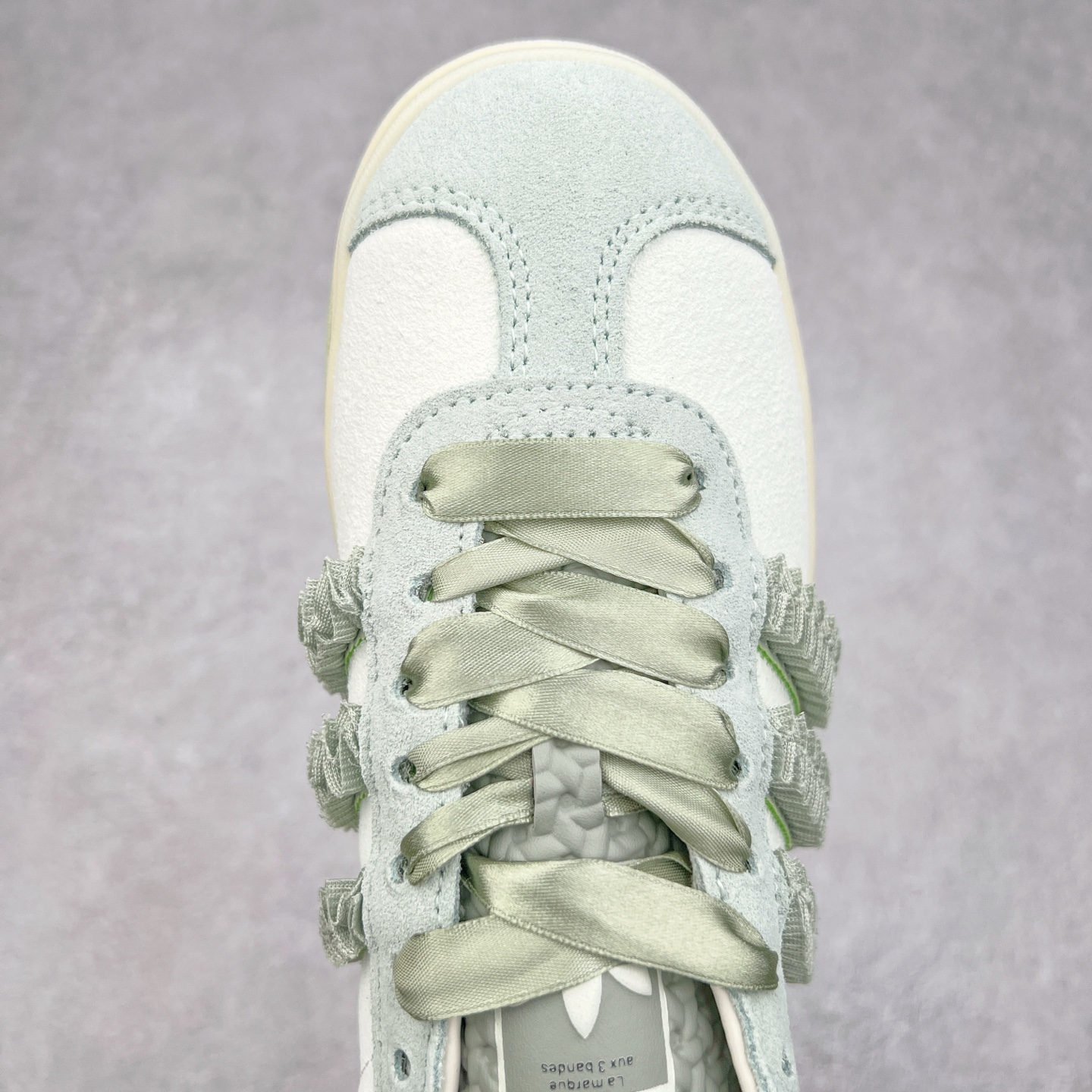 图片[4]-AD Originals Gazelle Bold W 羚羊松糕系列复古百搭厚底增高低帮休闲运动板鞋 JR8373 新的一年就要换新的打扮啦！除了设定变美、健身、减肥等目标外，你已经可以利用鞋子来“偷偷改善身材比例”的愿望了！ 因为有一句话。身高不够。鞋子来凑~赶快入手以下各大运动品牌最新推出的“厚底增高运动鞋”吧。 是最好穿最百搭的长腿神器。 重点是……不仅价格不错～鞋子也不错啊！Originals的Gazelle Bold鞋款打造出「超厚底版本」！延续流线鞋型、经典麂皮材质、白色三条线和侧面烫金标志的复古外型，奶油白鞋底高度直接乘3，出门搭上它，保证一路步步高升。尺码：36 36⅔ 37⅓ 38 38⅔ 39⅓ 40 40.5 41-选品中心