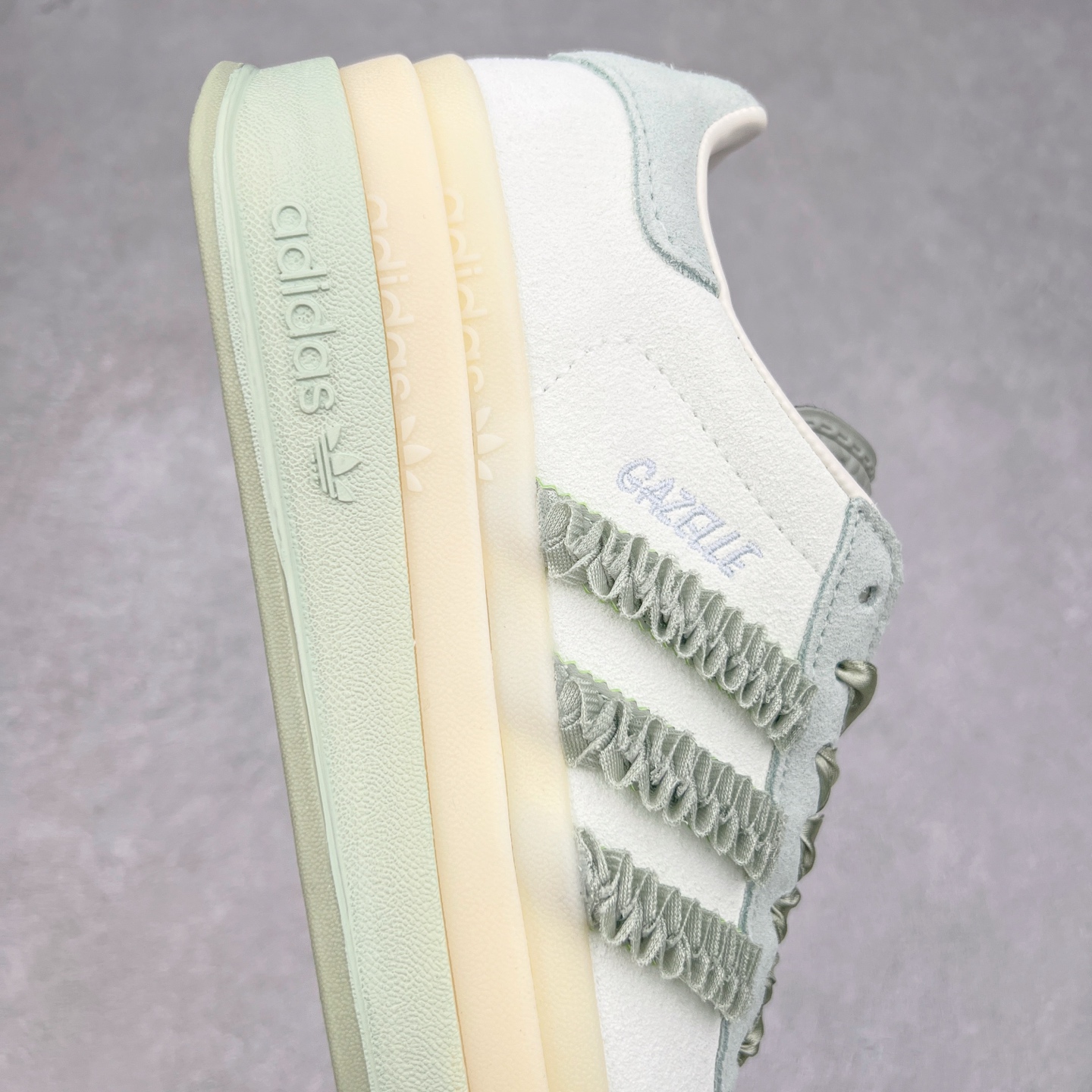 图片[6]-AD Originals Gazelle Bold W 羚羊松糕系列复古百搭厚底增高低帮休闲运动板鞋 JR8373 新的一年就要换新的打扮啦！除了设定变美、健身、减肥等目标外，你已经可以利用鞋子来“偷偷改善身材比例”的愿望了！ 因为有一句话。身高不够。鞋子来凑~赶快入手以下各大运动品牌最新推出的“厚底增高运动鞋”吧。 是最好穿最百搭的长腿神器。 重点是……不仅价格不错～鞋子也不错啊！Originals的Gazelle Bold鞋款打造出「超厚底版本」！延续流线鞋型、经典麂皮材质、白色三条线和侧面烫金标志的复古外型，奶油白鞋底高度直接乘3，出门搭上它，保证一路步步高升。尺码：36 36⅔ 37⅓ 38 38⅔ 39⅓ 40 40.5 41-选品中心