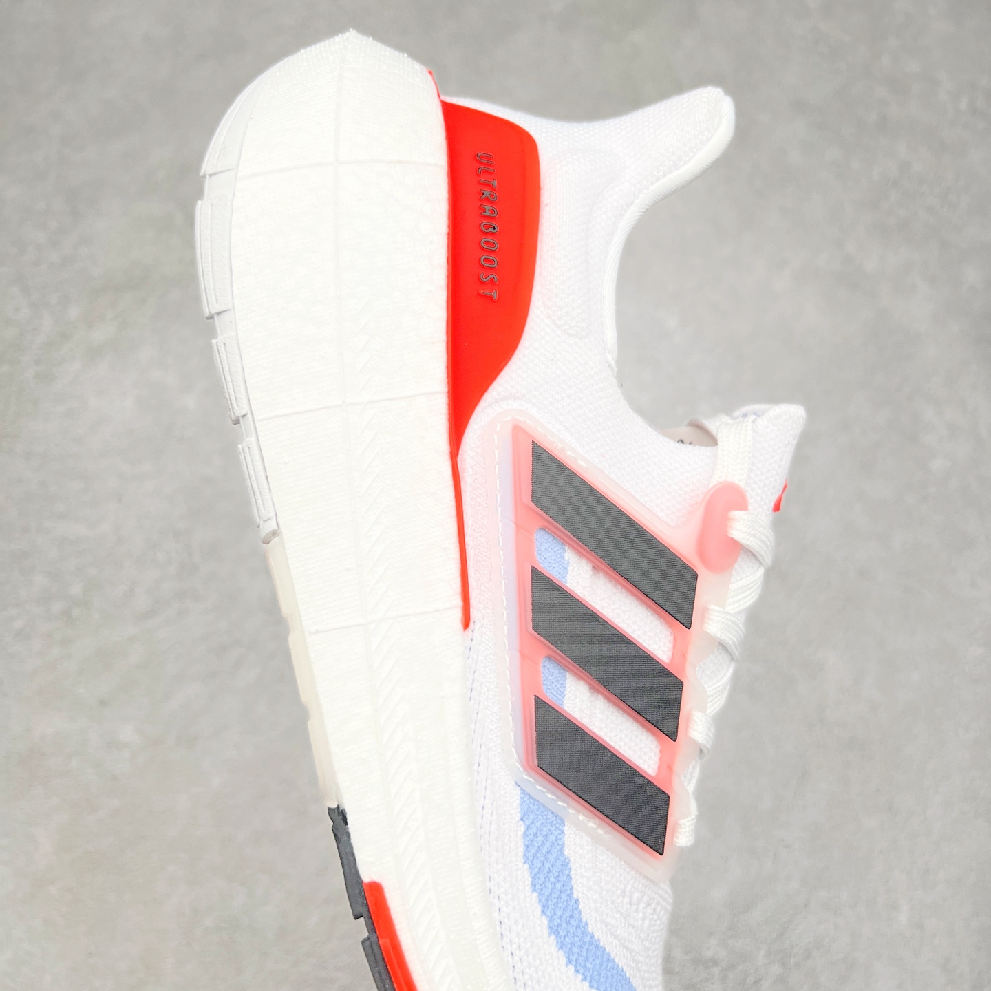 图片[6]-＃纯原福利 AD Ultra Boost Light UB2023系列低帮袜套式针织透气缓震休闲运动慢跑鞋 历经10年不断创新以科技重塑跑步推出全新超轻新科技跑鞋 力求为跑步添活力 搭载LIGHT BOOST中底的新鲜演绎 无论节奏快慢、距离长短 伴你活力畅跑 延续了该系列的设计语言 采用分区编织鞋面 鞋头处网眼孔洞更大 提升透气性 一体式鞋舌 避免运动中出现偏移 实现鞋脚一体性 鞋侧 TPU 材质 有效提供支撑性 镂空的设计 同时减轻整体重量 最明显的则是中底部分 不仅是厚度夸张 大家最熟悉的 Boost 材质终于迎来升级 减重 30% 带来更轻量化的上脚感受 尺码：36 36.5 37 38 38.5 39 40 40.5 41 42 42.5 43 44 44.5 45-选品中心