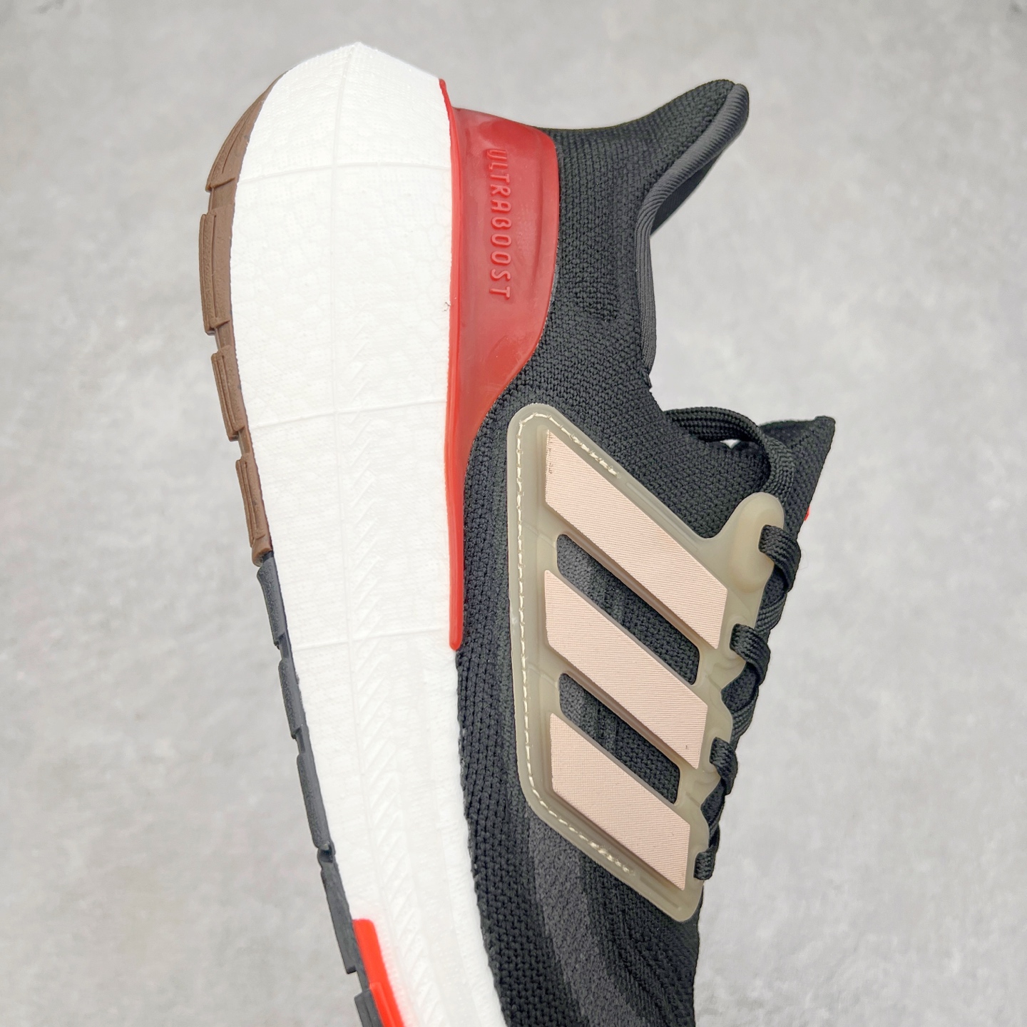 图片[6]-＃纯原福利 AD Ultra Boost Light UB2023系列低帮袜套式针织透气缓震休闲运动慢跑鞋 历经10年不断创新以科技重塑跑步推出全新超轻新科技跑鞋 力求为跑步添活力 搭载LIGHT BOOST中底的新鲜演绎 无论节奏快慢、距离长短 伴你活力畅跑 延续了该系列的设计语言 采用分区编织鞋面 鞋头处网眼孔洞更大 提升透气性 一体式鞋舌 避免运动中出现偏移 实现鞋脚一体性 鞋侧 TPU 材质 有效提供支撑性 镂空的设计 同时减轻整体重量 最明显的则是中底部分 不仅是厚度夸张 大家最熟悉的 Boost 材质终于迎来升级 减重 30% 带来更轻量化的上脚感受 尺码：36 36.5 37 38 38.5 39 40 40.5 41 42 42.5 43 44 44.5 45-选品中心