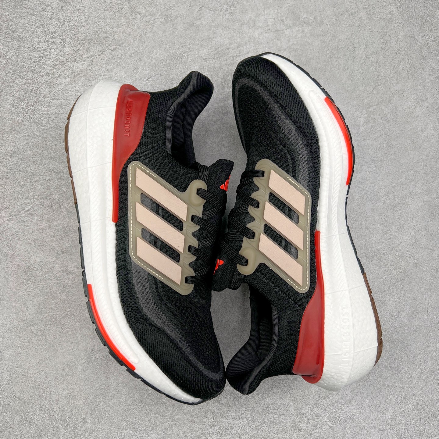 图片[3]-＃纯原福利 AD Ultra Boost Light UB2023系列低帮袜套式针织透气缓震休闲运动慢跑鞋 历经10年不断创新以科技重塑跑步推出全新超轻新科技跑鞋 力求为跑步添活力 搭载LIGHT BOOST中底的新鲜演绎 无论节奏快慢、距离长短 伴你活力畅跑 延续了该系列的设计语言 采用分区编织鞋面 鞋头处网眼孔洞更大 提升透气性 一体式鞋舌 避免运动中出现偏移 实现鞋脚一体性 鞋侧 TPU 材质 有效提供支撑性 镂空的设计 同时减轻整体重量 最明显的则是中底部分 不仅是厚度夸张 大家最熟悉的 Boost 材质终于迎来升级 减重 30% 带来更轻量化的上脚感受 尺码：36 36.5 37 38 38.5 39 40 40.5 41 42 42.5 43 44 44.5 45-选品中心