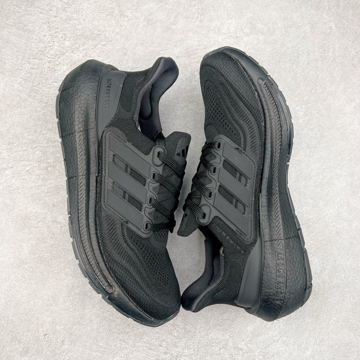 图片[3]-＃纯原福利 AD Ultra Boost Light UB2023系列低帮袜套式针织透气缓震休闲运动慢跑鞋 历经10年不断创新以科技重塑跑步推出全新超轻新科技跑鞋 力求为跑步添活力 搭载LIGHT BOOST中底的新鲜演绎 无论节奏快慢、距离长短 伴你活力畅跑 延续了该系列的设计语言 采用分区编织鞋面 鞋头处网眼孔洞更大 提升透气性 一体式鞋舌 避免运动中出现偏移 实现鞋脚一体性 鞋侧 TPU 材质 有效提供支撑性 镂空的设计 同时减轻整体重量 最明显的则是中底部分 不仅是厚度夸张 大家最熟悉的 Boost 材质终于迎来升级 减重 30% 带来更轻量化的上脚感受 尺码：36 36.5 37 38 38.5 39 40 40.5 41 42 42.5 43 44 44.5 45-选品中心