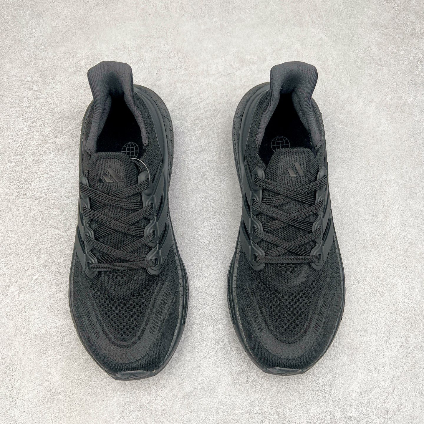 图片[2]-＃纯原福利 AD Ultra Boost Light UB2023系列低帮袜套式针织透气缓震休闲运动慢跑鞋 历经10年不断创新以科技重塑跑步推出全新超轻新科技跑鞋 力求为跑步添活力 搭载LIGHT BOOST中底的新鲜演绎 无论节奏快慢、距离长短 伴你活力畅跑 延续了该系列的设计语言 采用分区编织鞋面 鞋头处网眼孔洞更大 提升透气性 一体式鞋舌 避免运动中出现偏移 实现鞋脚一体性 鞋侧 TPU 材质 有效提供支撑性 镂空的设计 同时减轻整体重量 最明显的则是中底部分 不仅是厚度夸张 大家最熟悉的 Boost 材质终于迎来升级 减重 30% 带来更轻量化的上脚感受 尺码：36 36.5 37 38 38.5 39 40 40.5 41 42 42.5 43 44 44.5 45-选品中心