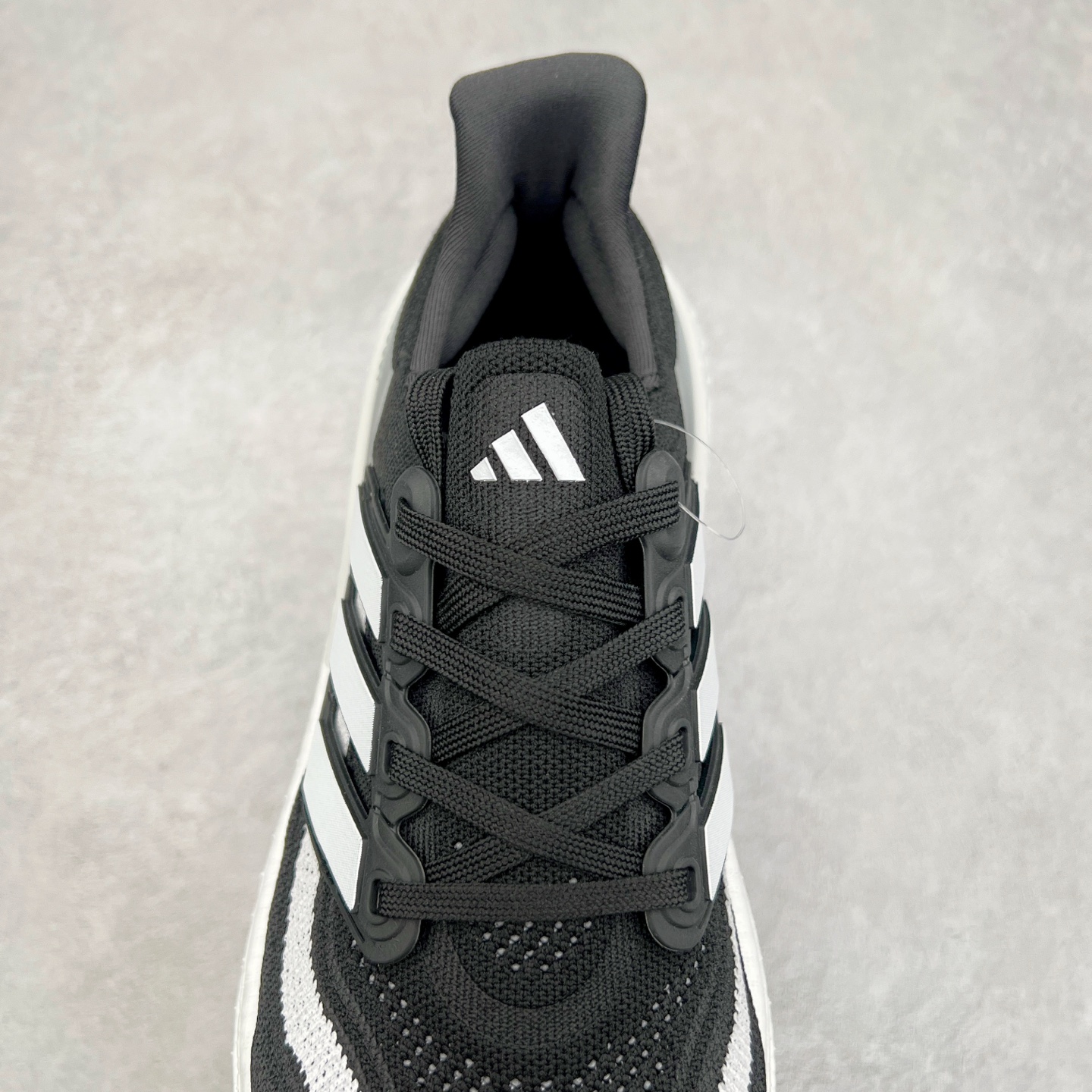 图片[5]-＃纯原福利 AD Ultra Boost Light UB2023系列低帮袜套式针织透气缓震休闲运动慢跑鞋 历经10年不断创新以科技重塑跑步推出全新超轻新科技跑鞋 力求为跑步添活力 搭载LIGHT BOOST中底的新鲜演绎 无论节奏快慢、距离长短 伴你活力畅跑 延续了该系列的设计语言 采用分区编织鞋面 鞋头处网眼孔洞更大 提升透气性 一体式鞋舌 避免运动中出现偏移 实现鞋脚一体性 鞋侧 TPU 材质 有效提供支撑性 镂空的设计 同时减轻整体重量 最明显的则是中底部分 不仅是厚度夸张 大家最熟悉的 Boost 材质终于迎来升级 减重 30% 带来更轻量化的上脚感受 尺码：36 36.5 37 38 38.5 39 40 40.5 41 42 42.5 43 44 44.5 45-选品中心