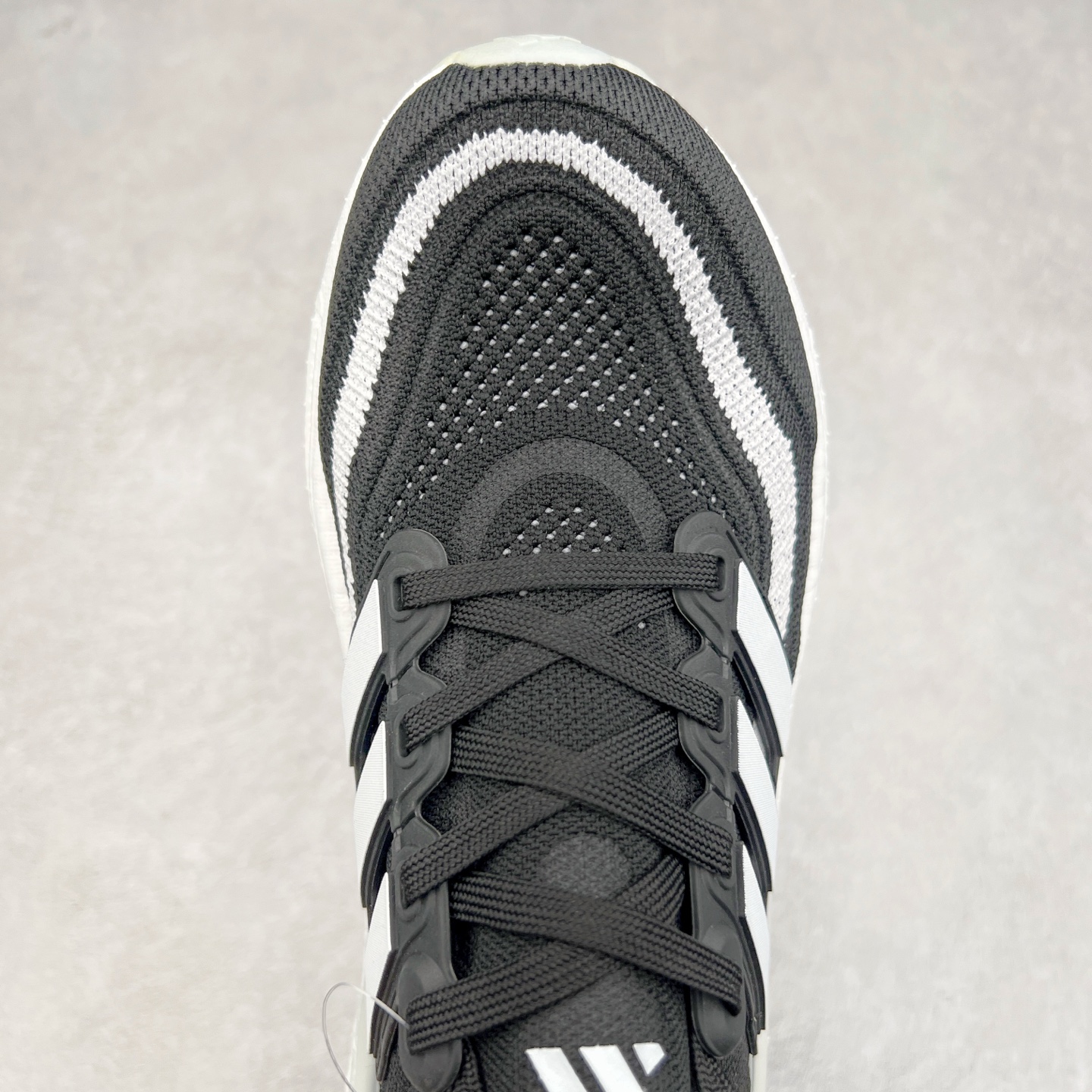 图片[4]-＃纯原福利 AD Ultra Boost Light UB2023系列低帮袜套式针织透气缓震休闲运动慢跑鞋 历经10年不断创新以科技重塑跑步推出全新超轻新科技跑鞋 力求为跑步添活力 搭载LIGHT BOOST中底的新鲜演绎 无论节奏快慢、距离长短 伴你活力畅跑 延续了该系列的设计语言 采用分区编织鞋面 鞋头处网眼孔洞更大 提升透气性 一体式鞋舌 避免运动中出现偏移 实现鞋脚一体性 鞋侧 TPU 材质 有效提供支撑性 镂空的设计 同时减轻整体重量 最明显的则是中底部分 不仅是厚度夸张 大家最熟悉的 Boost 材质终于迎来升级 减重 30% 带来更轻量化的上脚感受 尺码：36 36.5 37 38 38.5 39 40 40.5 41 42 42.5 43 44 44.5 45-选品中心