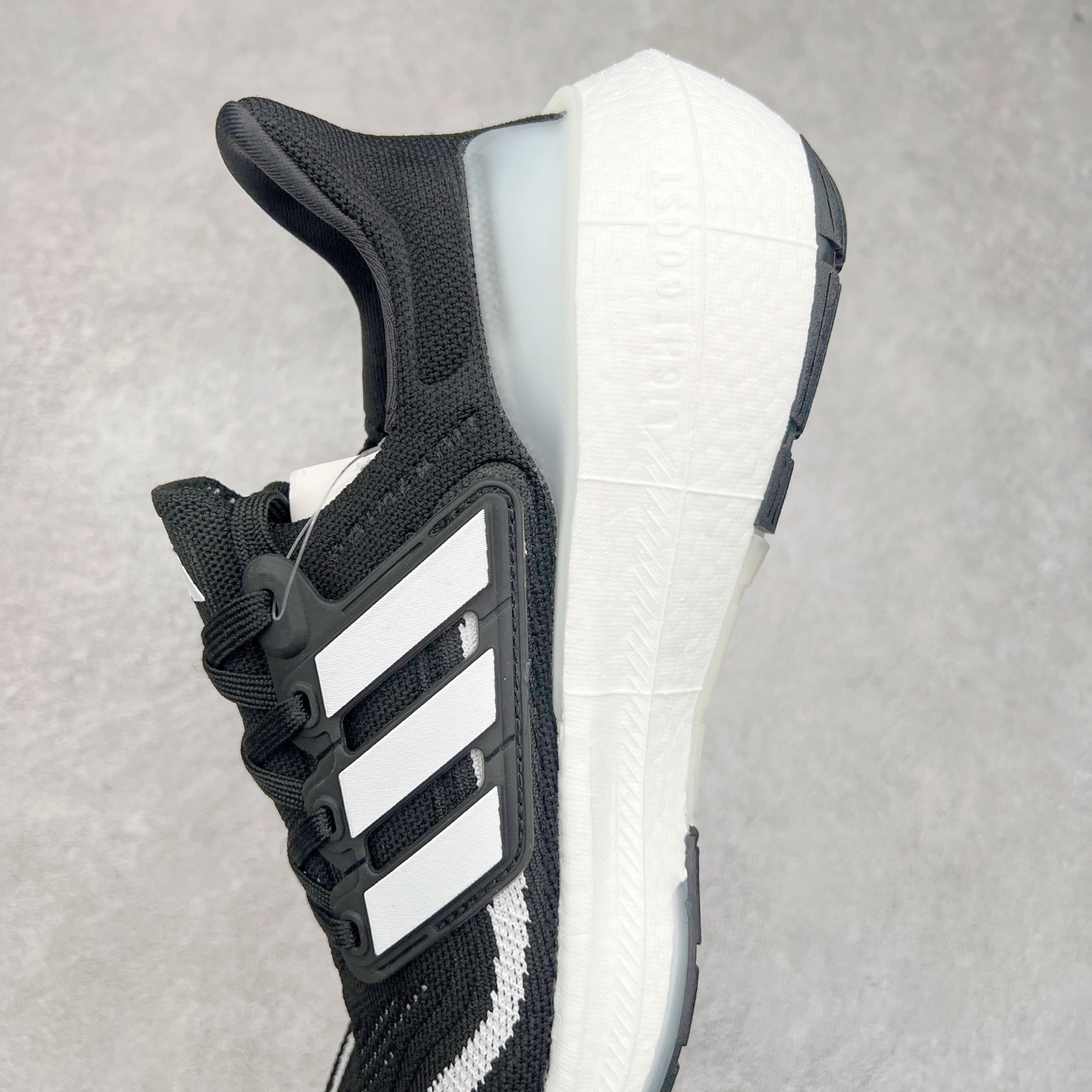 图片[7]-＃纯原福利 AD Ultra Boost Light UB2023系列低帮袜套式针织透气缓震休闲运动慢跑鞋 历经10年不断创新以科技重塑跑步推出全新超轻新科技跑鞋 力求为跑步添活力 搭载LIGHT BOOST中底的新鲜演绎 无论节奏快慢、距离长短 伴你活力畅跑 延续了该系列的设计语言 采用分区编织鞋面 鞋头处网眼孔洞更大 提升透气性 一体式鞋舌 避免运动中出现偏移 实现鞋脚一体性 鞋侧 TPU 材质 有效提供支撑性 镂空的设计 同时减轻整体重量 最明显的则是中底部分 不仅是厚度夸张 大家最熟悉的 Boost 材质终于迎来升级 减重 30% 带来更轻量化的上脚感受 尺码：36 36.5 37 38 38.5 39 40 40.5 41 42 42.5 43 44 44.5 45-选品中心