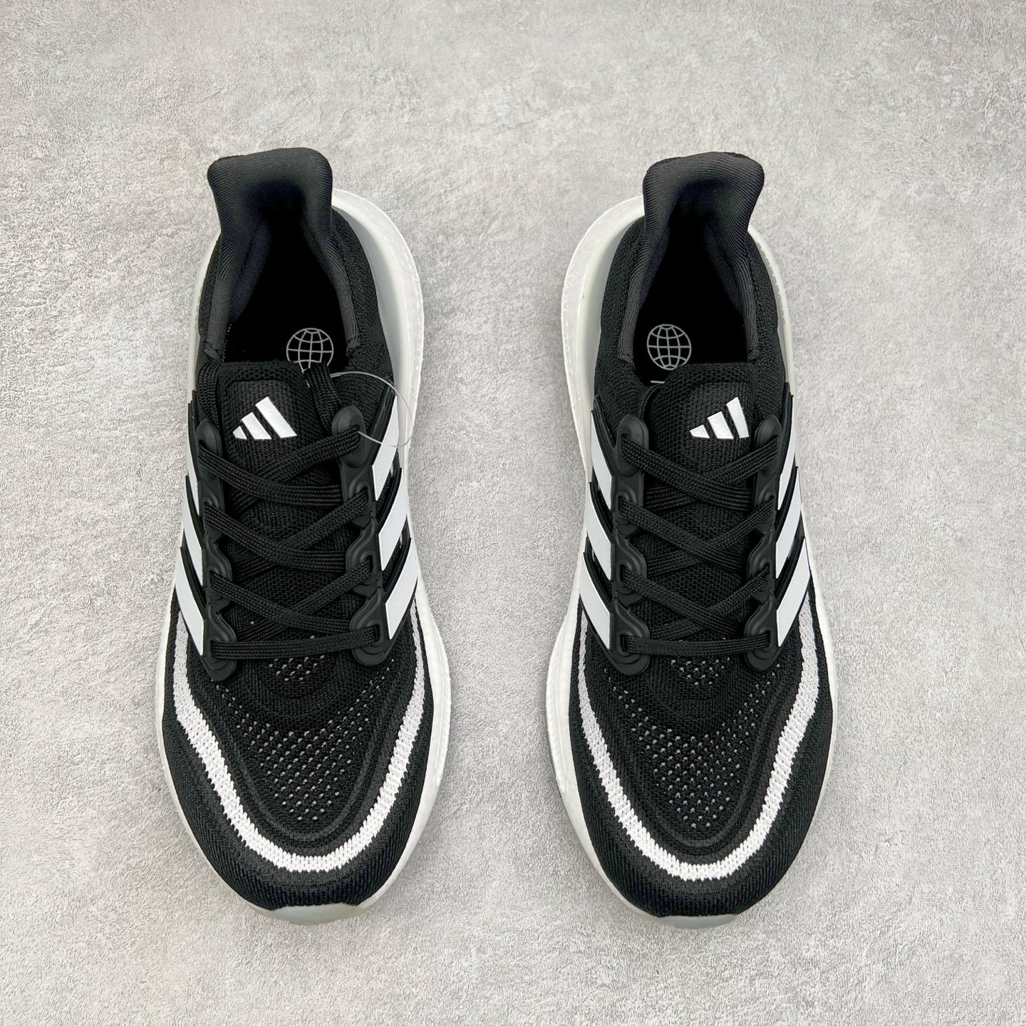 图片[2]-＃纯原福利 AD Ultra Boost Light UB2023系列低帮袜套式针织透气缓震休闲运动慢跑鞋 历经10年不断创新以科技重塑跑步推出全新超轻新科技跑鞋 力求为跑步添活力 搭载LIGHT BOOST中底的新鲜演绎 无论节奏快慢、距离长短 伴你活力畅跑 延续了该系列的设计语言 采用分区编织鞋面 鞋头处网眼孔洞更大 提升透气性 一体式鞋舌 避免运动中出现偏移 实现鞋脚一体性 鞋侧 TPU 材质 有效提供支撑性 镂空的设计 同时减轻整体重量 最明显的则是中底部分 不仅是厚度夸张 大家最熟悉的 Boost 材质终于迎来升级 减重 30% 带来更轻量化的上脚感受 尺码：36 36.5 37 38 38.5 39 40 40.5 41 42 42.5 43 44 44.5 45-选品中心