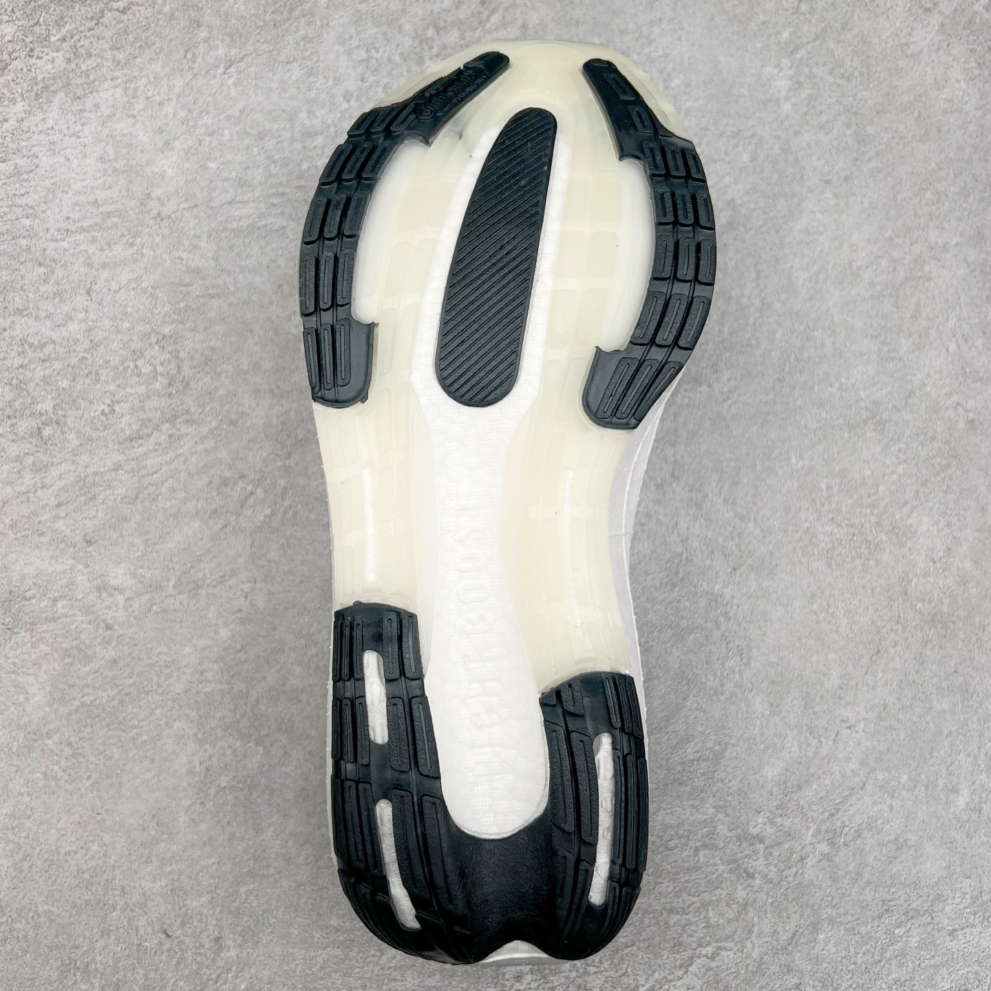 图片[9]-＃纯原福利 AD Ultra Boost Light UB2023系列低帮袜套式针织透气缓震休闲运动慢跑鞋 历经10年不断创新以科技重塑跑步推出全新超轻新科技跑鞋 力求为跑步添活力 搭载LIGHT BOOST中底的新鲜演绎 无论节奏快慢、距离长短 伴你活力畅跑 延续了该系列的设计语言 采用分区编织鞋面 鞋头处网眼孔洞更大 提升透气性 一体式鞋舌 避免运动中出现偏移 实现鞋脚一体性 鞋侧 TPU 材质 有效提供支撑性 镂空的设计 同时减轻整体重量 最明显的则是中底部分 不仅是厚度夸张 大家最熟悉的 Boost 材质终于迎来升级 减重 30% 带来更轻量化的上脚感受 尺码：36 36.5 37 38 38.5 39 40 40.5 41 42 42.5 43 44 44.5 45-选品中心