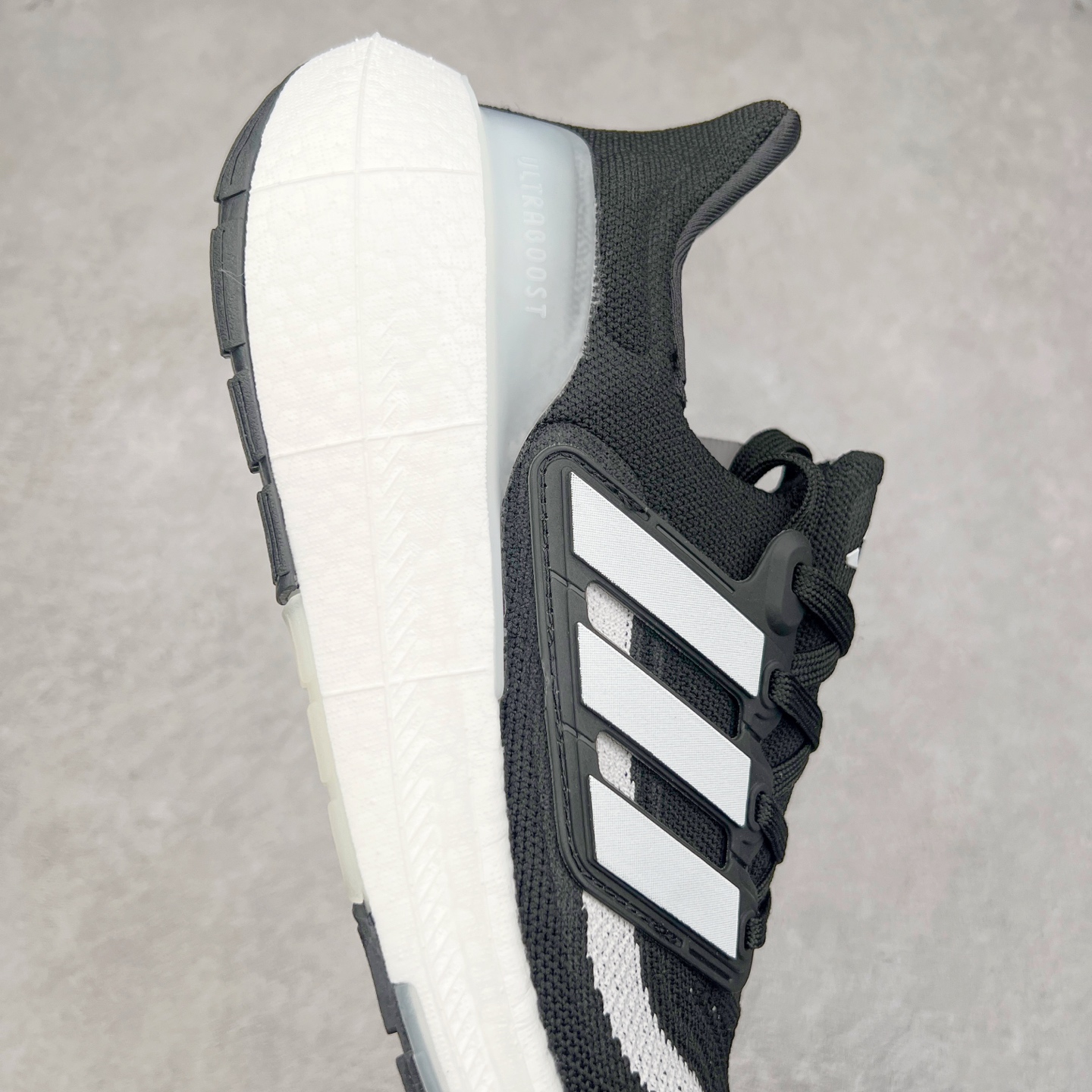 图片[6]-＃纯原福利 AD Ultra Boost Light UB2023系列低帮袜套式针织透气缓震休闲运动慢跑鞋 历经10年不断创新以科技重塑跑步推出全新超轻新科技跑鞋 力求为跑步添活力 搭载LIGHT BOOST中底的新鲜演绎 无论节奏快慢、距离长短 伴你活力畅跑 延续了该系列的设计语言 采用分区编织鞋面 鞋头处网眼孔洞更大 提升透气性 一体式鞋舌 避免运动中出现偏移 实现鞋脚一体性 鞋侧 TPU 材质 有效提供支撑性 镂空的设计 同时减轻整体重量 最明显的则是中底部分 不仅是厚度夸张 大家最熟悉的 Boost 材质终于迎来升级 减重 30% 带来更轻量化的上脚感受 尺码：36 36.5 37 38 38.5 39 40 40.5 41 42 42.5 43 44 44.5 45-选品中心