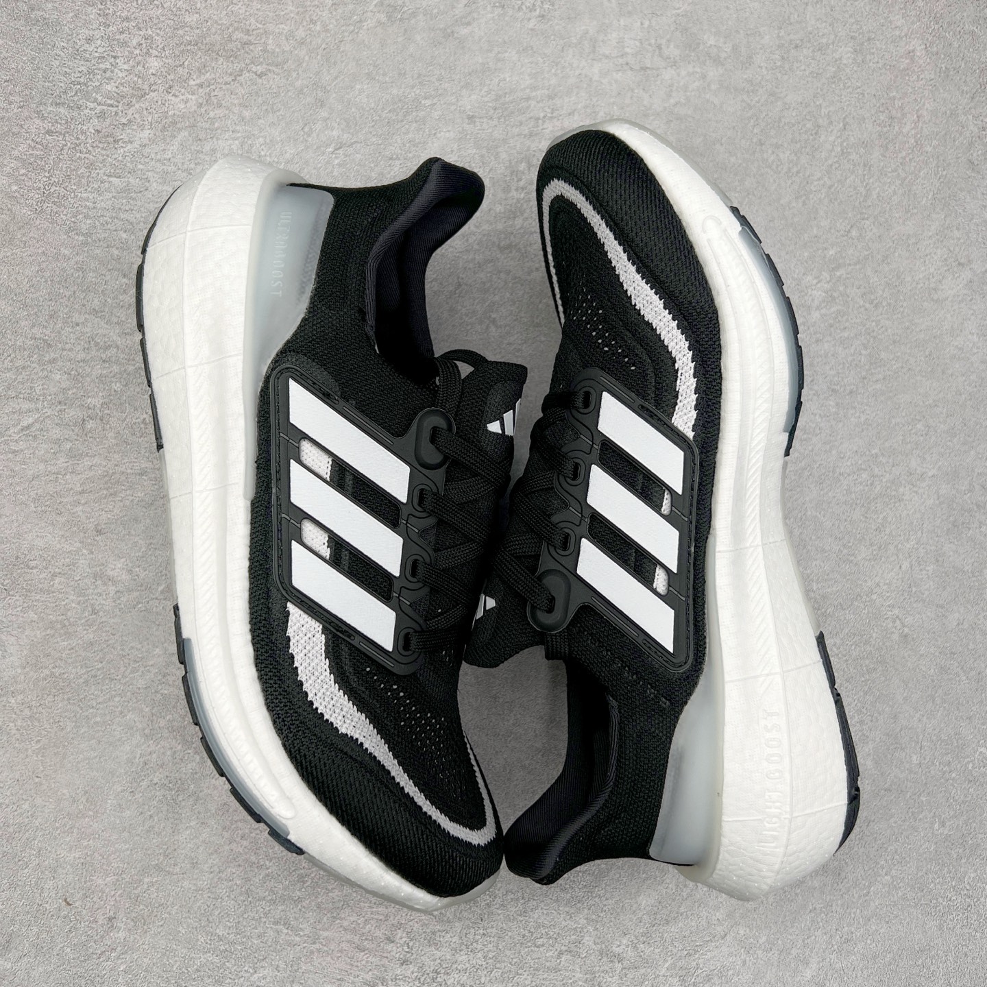 图片[3]-＃纯原福利 AD Ultra Boost Light UB2023系列低帮袜套式针织透气缓震休闲运动慢跑鞋 历经10年不断创新以科技重塑跑步推出全新超轻新科技跑鞋 力求为跑步添活力 搭载LIGHT BOOST中底的新鲜演绎 无论节奏快慢、距离长短 伴你活力畅跑 延续了该系列的设计语言 采用分区编织鞋面 鞋头处网眼孔洞更大 提升透气性 一体式鞋舌 避免运动中出现偏移 实现鞋脚一体性 鞋侧 TPU 材质 有效提供支撑性 镂空的设计 同时减轻整体重量 最明显的则是中底部分 不仅是厚度夸张 大家最熟悉的 Boost 材质终于迎来升级 减重 30% 带来更轻量化的上脚感受 尺码：36 36.5 37 38 38.5 39 40 40.5 41 42 42.5 43 44 44.5 45-选品中心