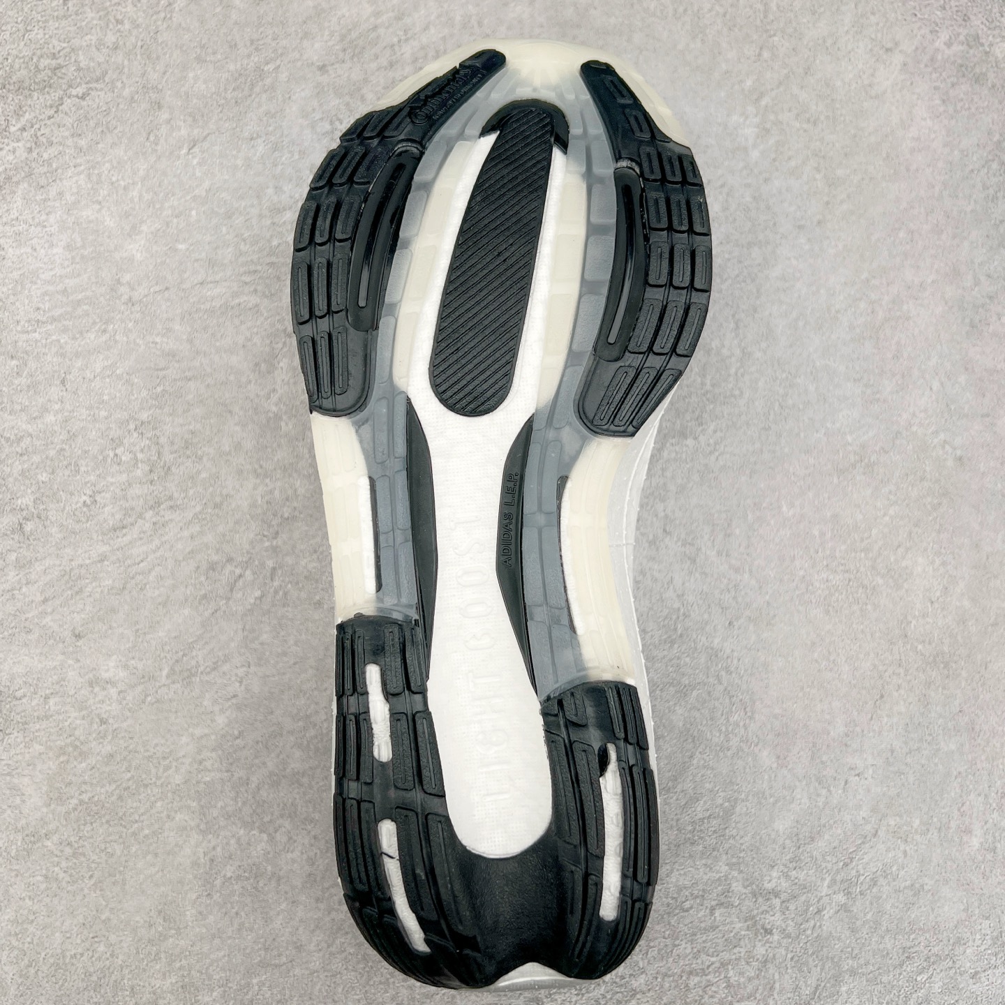 图片[9]-＃纯原福利 AD Ultra Boost Light UB2023系列低帮袜套式针织透气缓震休闲运动慢跑鞋 历经10年不断创新以科技重塑跑步推出全新超轻新科技跑鞋 力求为跑步添活力 搭载LIGHT BOOST中底的新鲜演绎 无论节奏快慢、距离长短 伴你活力畅跑 延续了该系列的设计语言 采用分区编织鞋面 鞋头处网眼孔洞更大 提升透气性 一体式鞋舌 避免运动中出现偏移 实现鞋脚一体性 鞋侧 TPU 材质 有效提供支撑性 镂空的设计 同时减轻整体重量 最明显的则是中底部分 不仅是厚度夸张 大家最熟悉的 Boost 材质终于迎来升级 减重 30% 带来更轻量化的上脚感受 尺码：36 36.5 37 38 38.5 39 40 40.5 41 42 42.5 43 44 44.5 45-选品中心