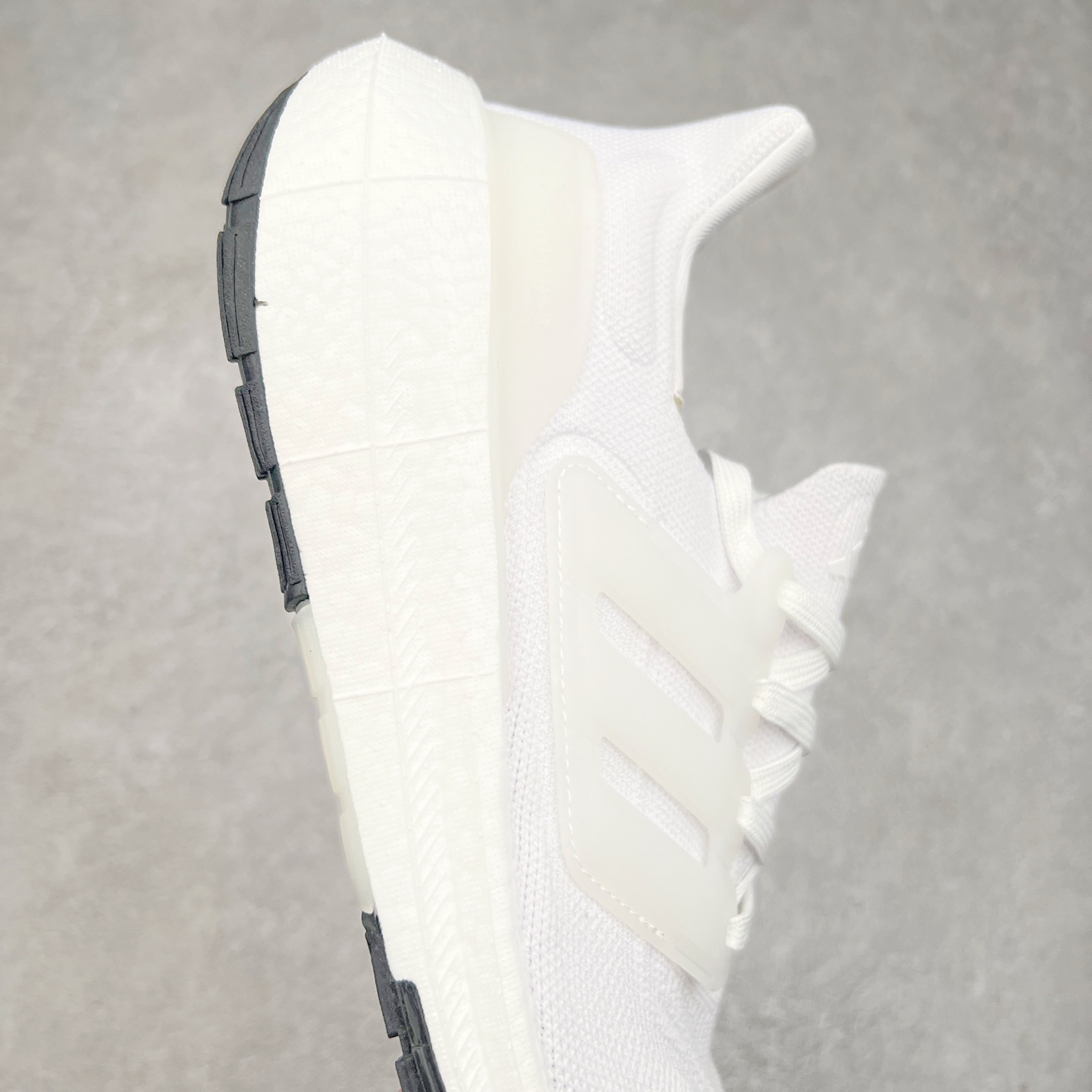 图片[6]-＃纯原福利 AD Ultra Boost Light UB2023系列低帮袜套式针织透气缓震休闲运动慢跑鞋 历经10年不断创新以科技重塑跑步推出全新超轻新科技跑鞋 力求为跑步添活力 搭载LIGHT BOOST中底的新鲜演绎 无论节奏快慢、距离长短 伴你活力畅跑 延续了该系列的设计语言 采用分区编织鞋面 鞋头处网眼孔洞更大 提升透气性 一体式鞋舌 避免运动中出现偏移 实现鞋脚一体性 鞋侧 TPU 材质 有效提供支撑性 镂空的设计 同时减轻整体重量 最明显的则是中底部分 不仅是厚度夸张 大家最熟悉的 Boost 材质终于迎来升级 减重 30% 带来更轻量化的上脚感受 尺码：36 36.5 37 38 38.5 39 40 40.5 41 42 42.5 43 44 44.5 45-选品中心