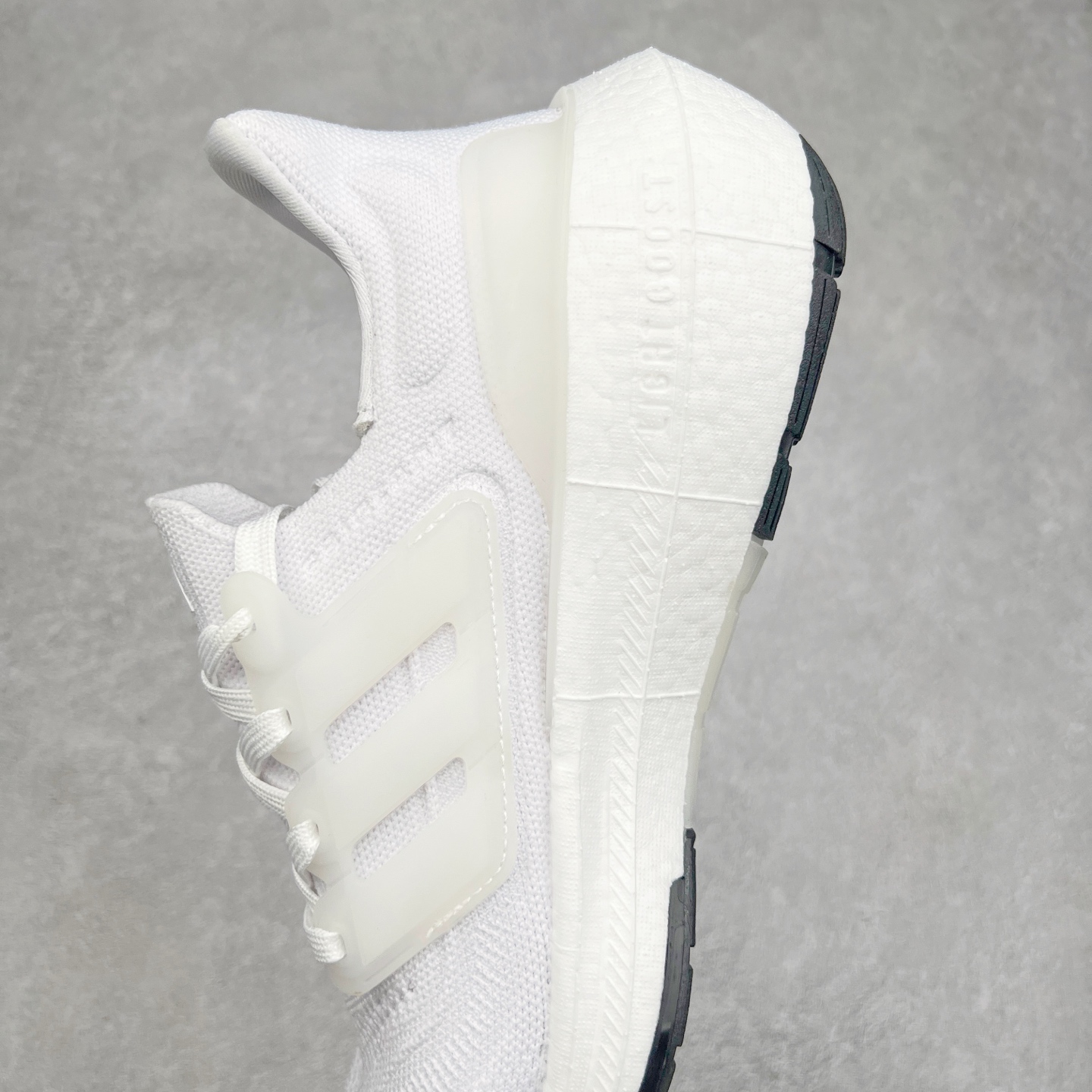 图片[7]-＃纯原福利 AD Ultra Boost Light UB2023系列低帮袜套式针织透气缓震休闲运动慢跑鞋 历经10年不断创新以科技重塑跑步推出全新超轻新科技跑鞋 力求为跑步添活力 搭载LIGHT BOOST中底的新鲜演绎 无论节奏快慢、距离长短 伴你活力畅跑 延续了该系列的设计语言 采用分区编织鞋面 鞋头处网眼孔洞更大 提升透气性 一体式鞋舌 避免运动中出现偏移 实现鞋脚一体性 鞋侧 TPU 材质 有效提供支撑性 镂空的设计 同时减轻整体重量 最明显的则是中底部分 不仅是厚度夸张 大家最熟悉的 Boost 材质终于迎来升级 减重 30% 带来更轻量化的上脚感受 尺码：36 36.5 37 38 38.5 39 40 40.5 41 42 42.5 43 44 44.5 45-选品中心