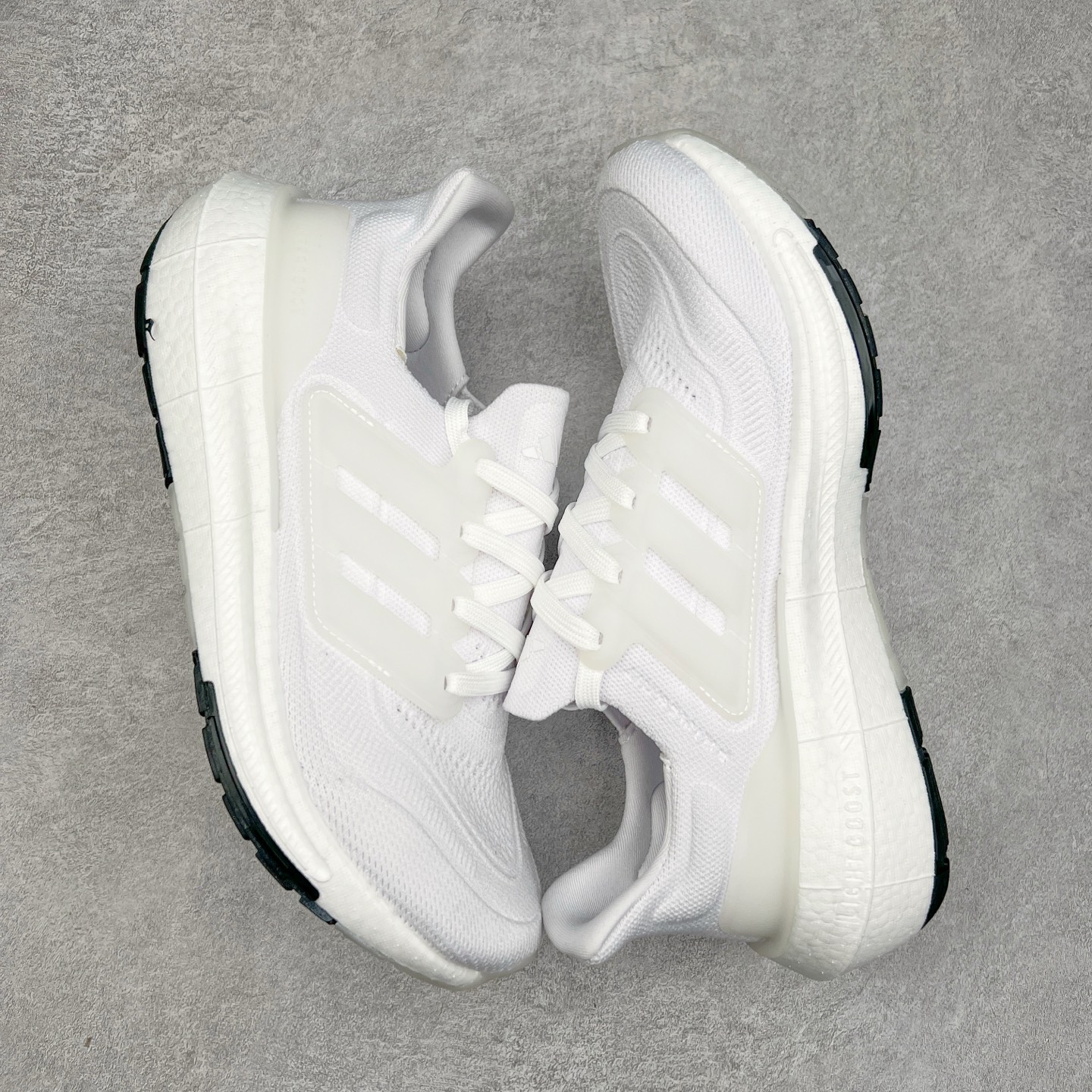 图片[3]-＃纯原福利 AD Ultra Boost Light UB2023系列低帮袜套式针织透气缓震休闲运动慢跑鞋 历经10年不断创新以科技重塑跑步推出全新超轻新科技跑鞋 力求为跑步添活力 搭载LIGHT BOOST中底的新鲜演绎 无论节奏快慢、距离长短 伴你活力畅跑 延续了该系列的设计语言 采用分区编织鞋面 鞋头处网眼孔洞更大 提升透气性 一体式鞋舌 避免运动中出现偏移 实现鞋脚一体性 鞋侧 TPU 材质 有效提供支撑性 镂空的设计 同时减轻整体重量 最明显的则是中底部分 不仅是厚度夸张 大家最熟悉的 Boost 材质终于迎来升级 减重 30% 带来更轻量化的上脚感受 尺码：36 36.5 37 38 38.5 39 40 40.5 41 42 42.5 43 44 44.5 45-选品中心