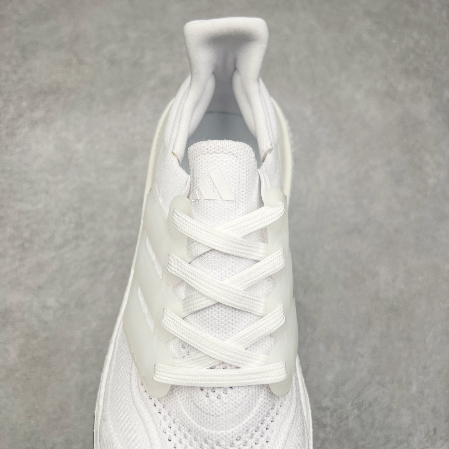 图片[5]-＃纯原福利 AD Ultra Boost Light UB2023系列低帮袜套式针织透气缓震休闲运动慢跑鞋 历经10年不断创新以科技重塑跑步推出全新超轻新科技跑鞋 力求为跑步添活力 搭载LIGHT BOOST中底的新鲜演绎 无论节奏快慢、距离长短 伴你活力畅跑 延续了该系列的设计语言 采用分区编织鞋面 鞋头处网眼孔洞更大 提升透气性 一体式鞋舌 避免运动中出现偏移 实现鞋脚一体性 鞋侧 TPU 材质 有效提供支撑性 镂空的设计 同时减轻整体重量 最明显的则是中底部分 不仅是厚度夸张 大家最熟悉的 Boost 材质终于迎来升级 减重 30% 带来更轻量化的上脚感受 尺码：36 36.5 37 38 38.5 39 40 40.5 41 42 42.5 43 44 44.5 45-选品中心